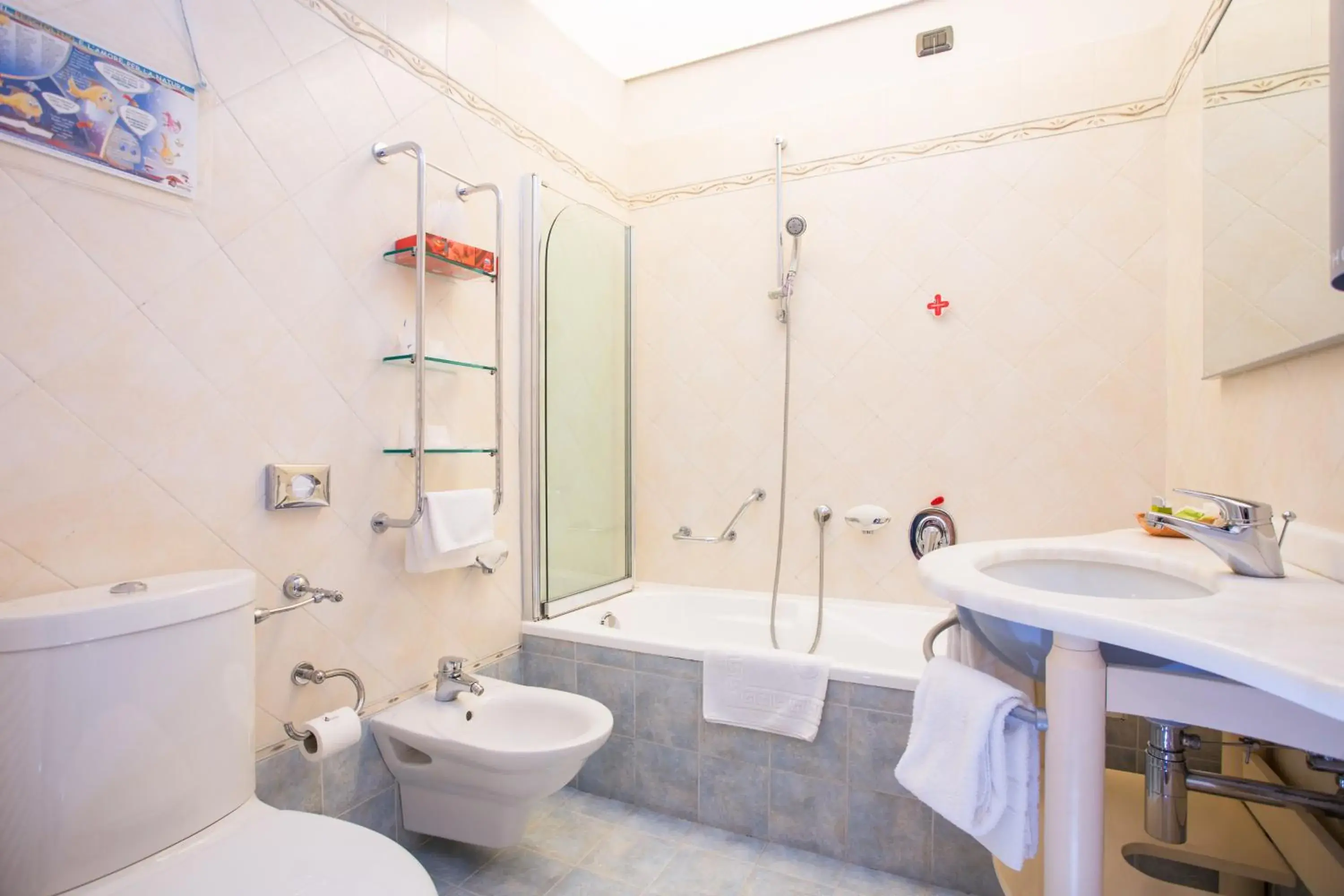 Shower, Bathroom in Grand Hotel Entourage - Palazzo Strassoldo