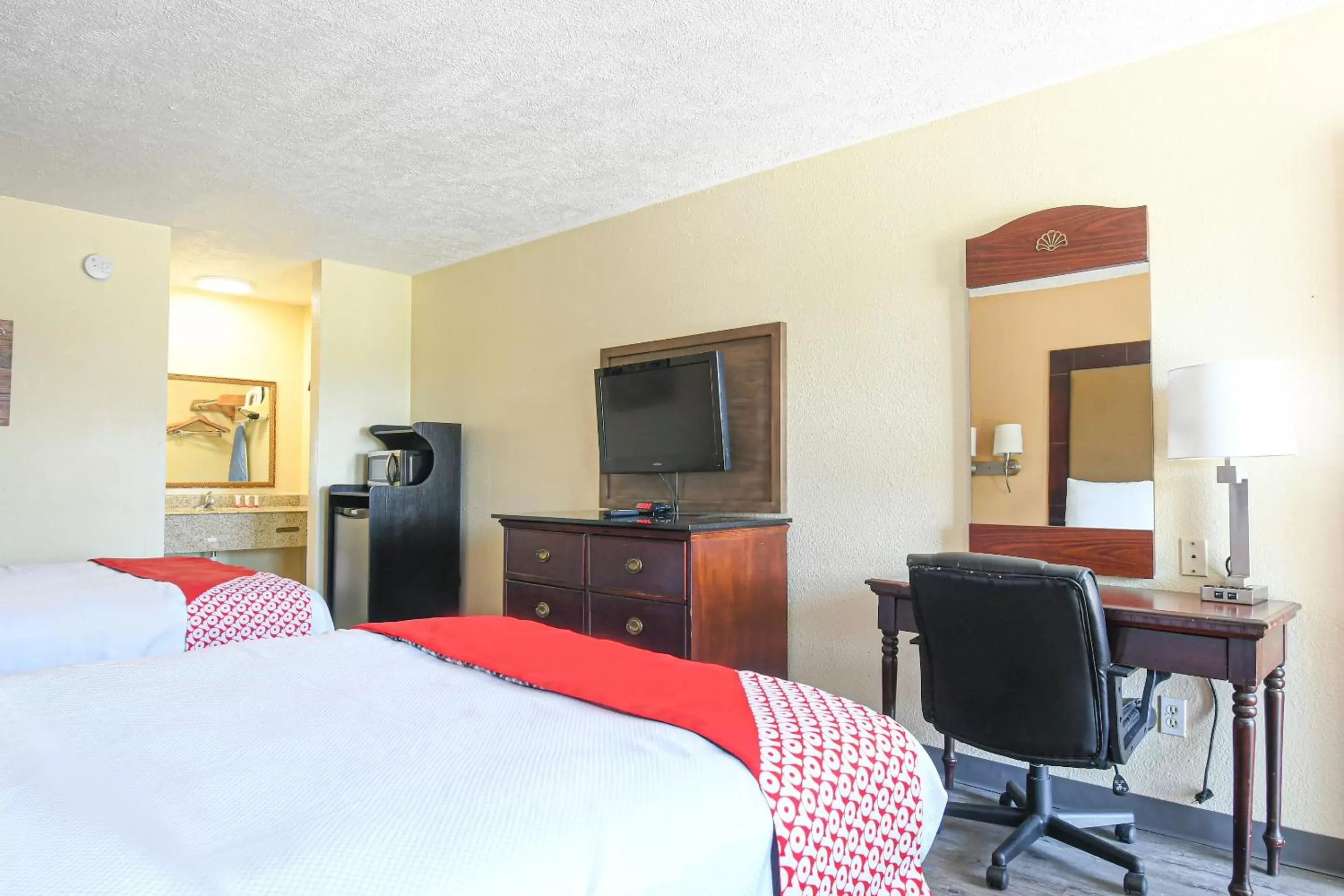 Bedroom, TV/Entertainment Center in OYO Hotel Shenandoah Woodlands Mall