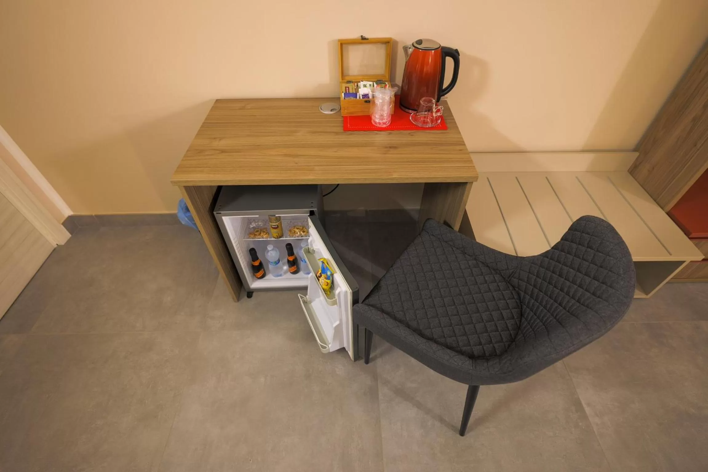 Coffee/tea facilities in Brettia Guest Rooms