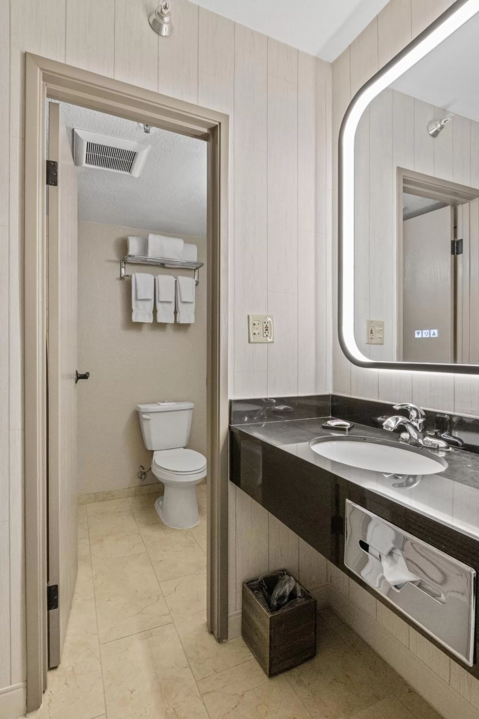 Bathroom in Knott's Hotel