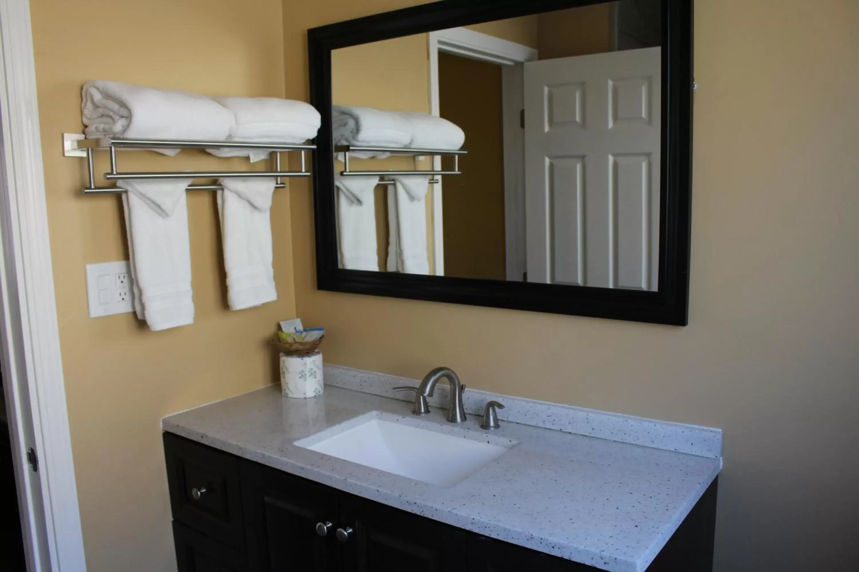 Bathroom in Carmel Wayfarer Inn