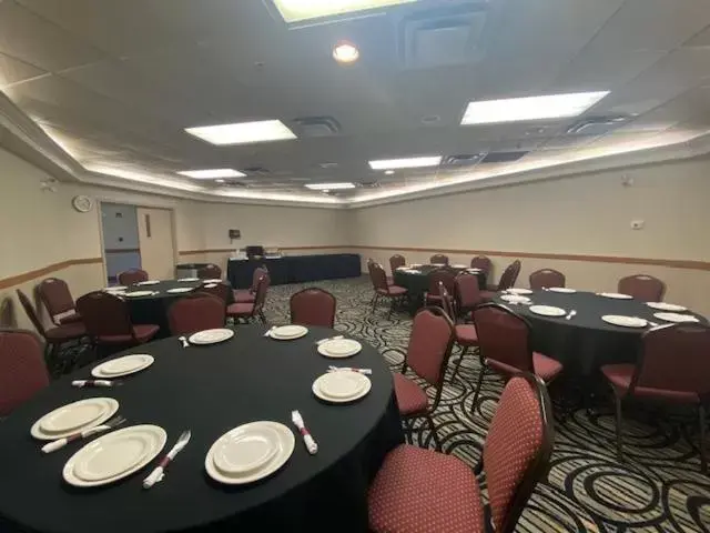 Meeting/conference room, Restaurant/Places to Eat in Rosslyn Inn & Suites