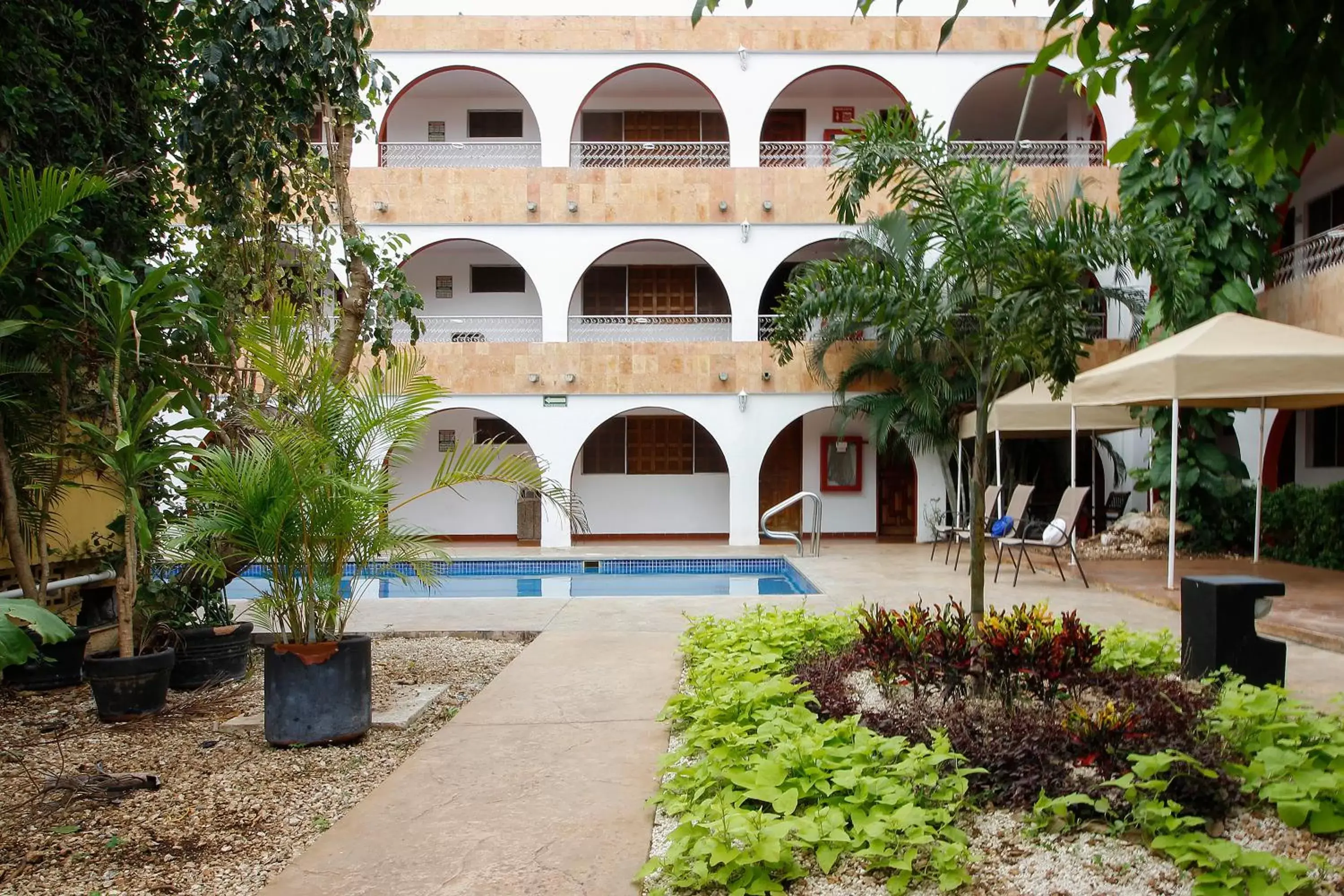 Swimming pool, Property Building in Hotel Maya Yucatan