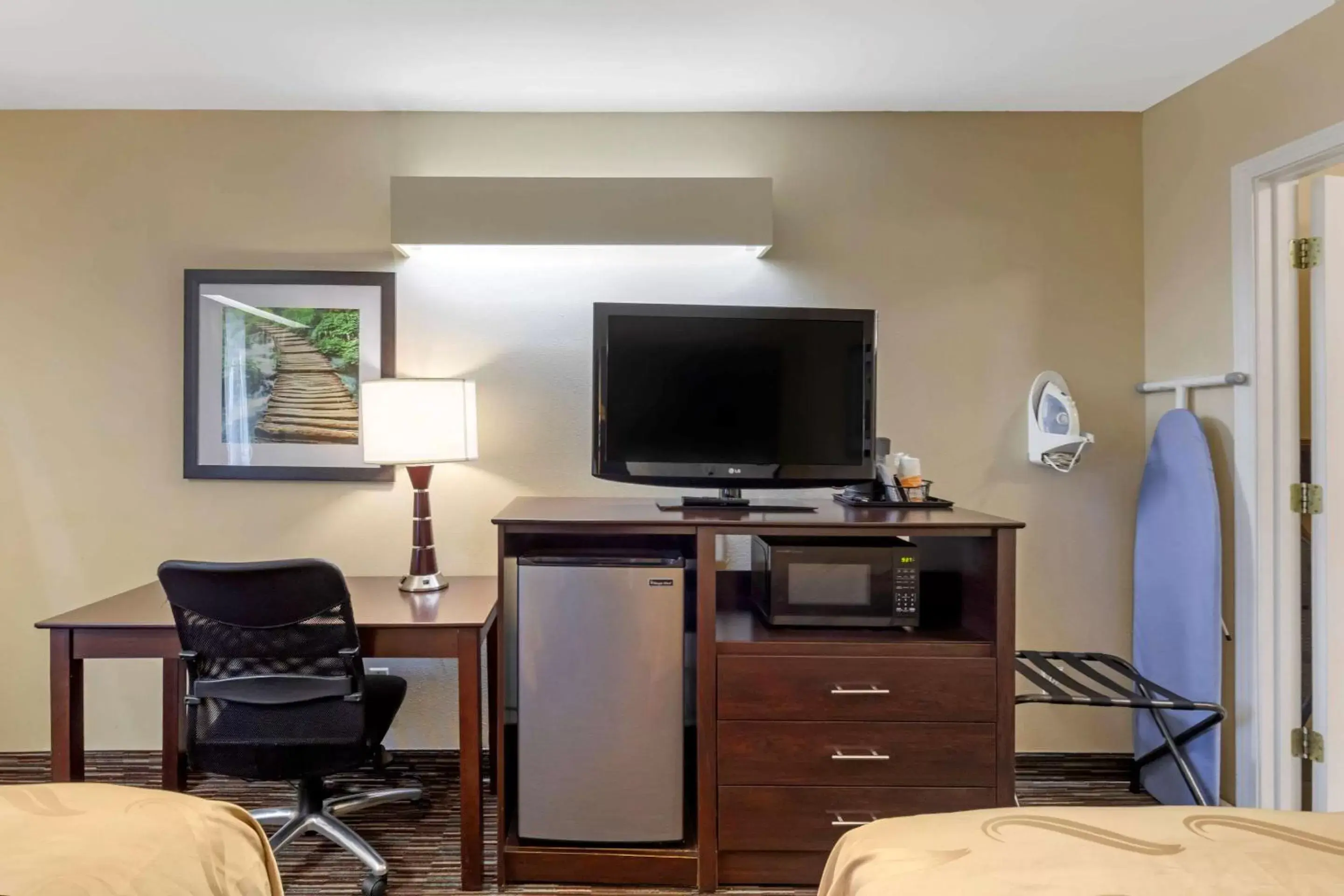 Photo of the whole room, TV/Entertainment Center in Quality Inn Seneca US-123