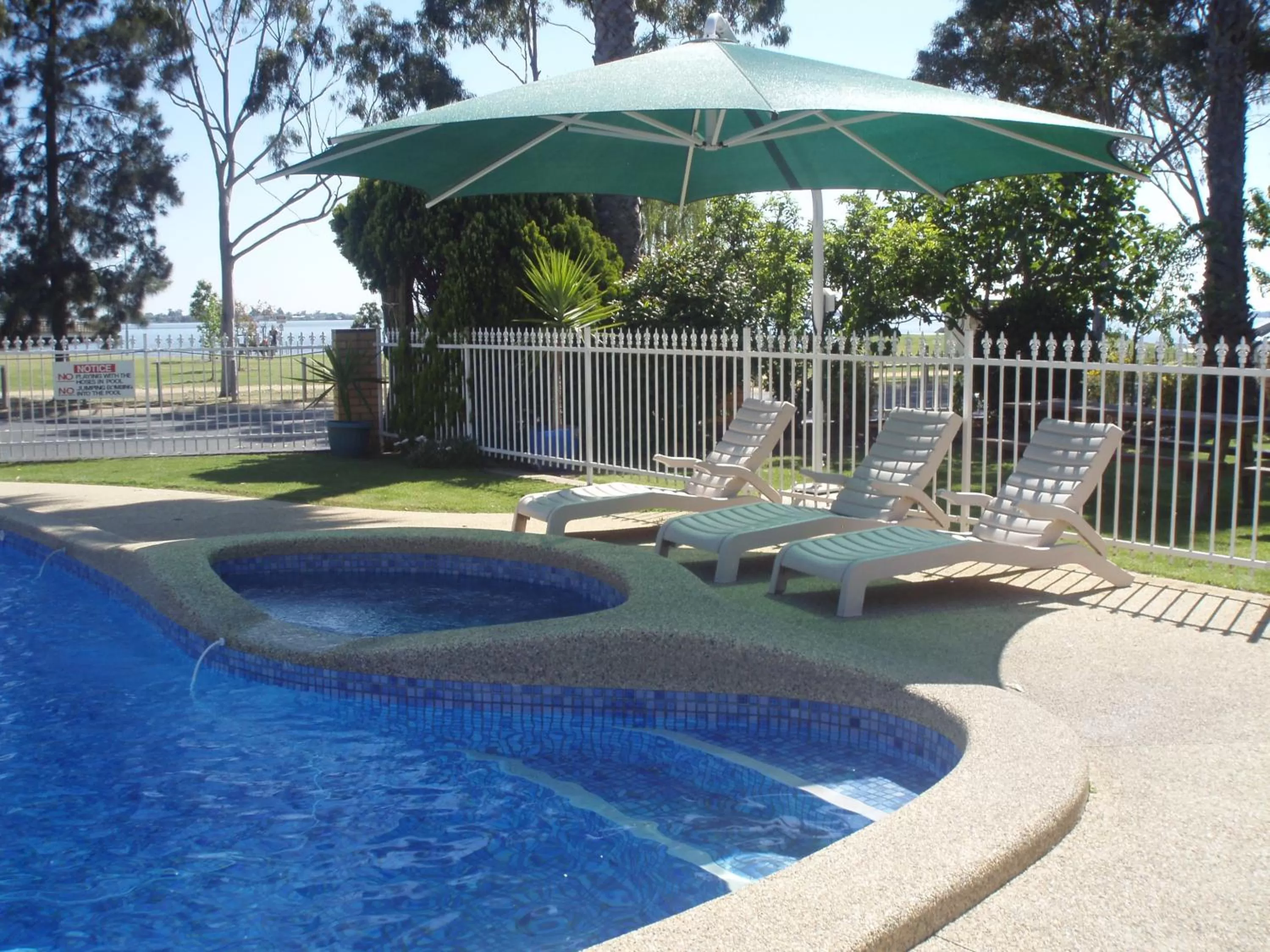 Swimming pool in Lakeview Motel