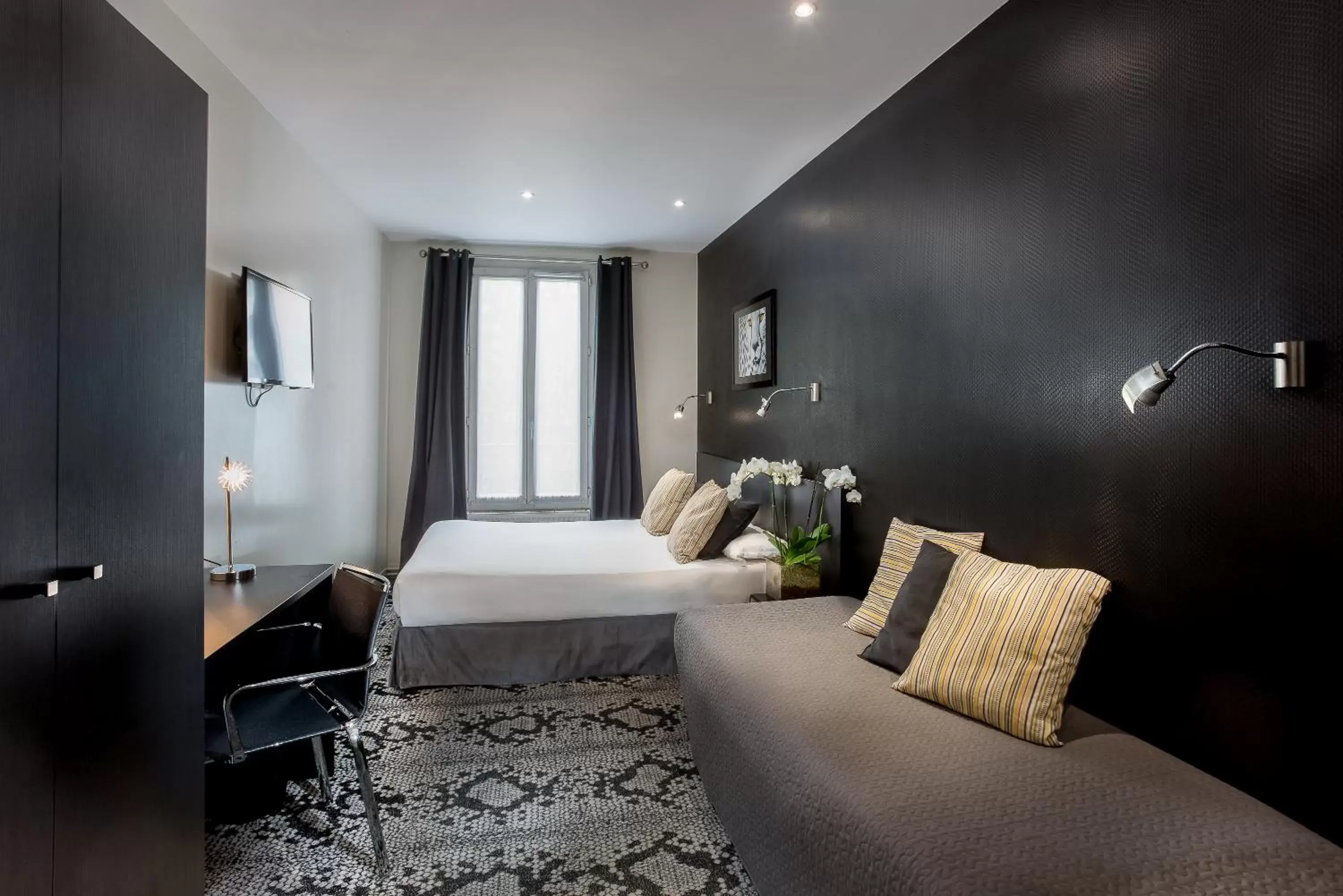 Bedroom in Porte de Versailles Hotel