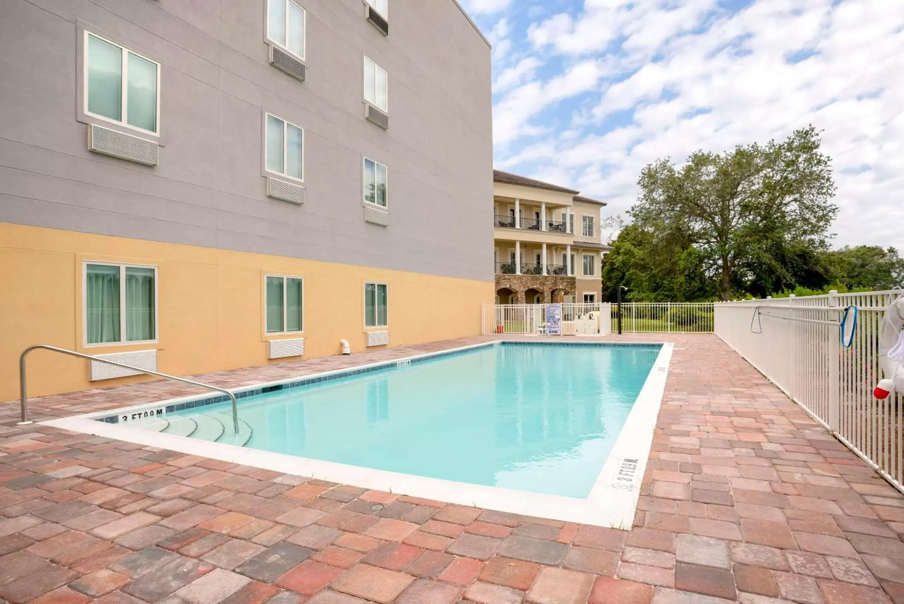 Pool view, Swimming Pool in Comfort Inn & Suites