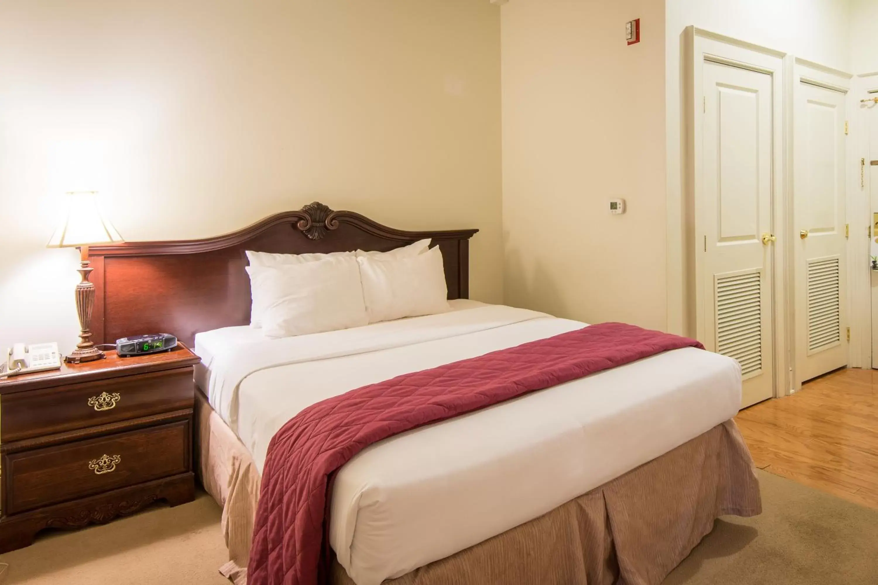 Queen Suite - Disability Access in Fort Harrison State Park Inn