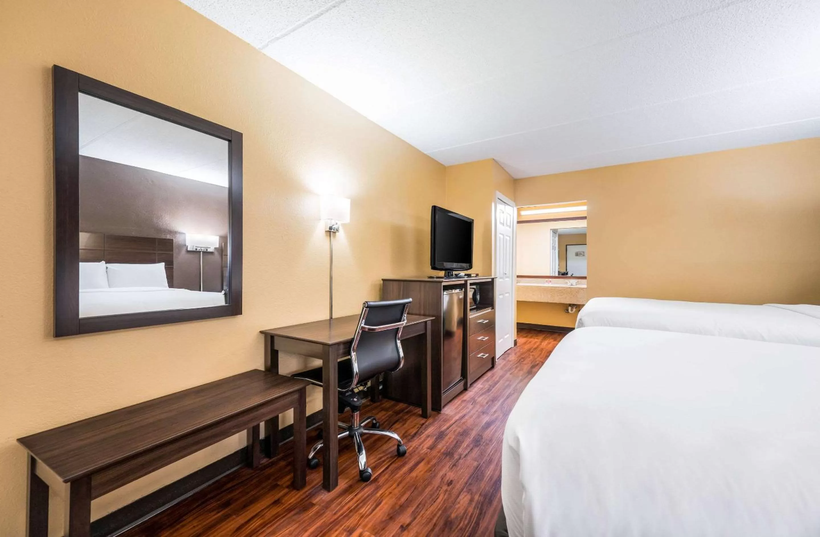 Photo of the whole room, Bed in Econo Lodge Columbus near Airport