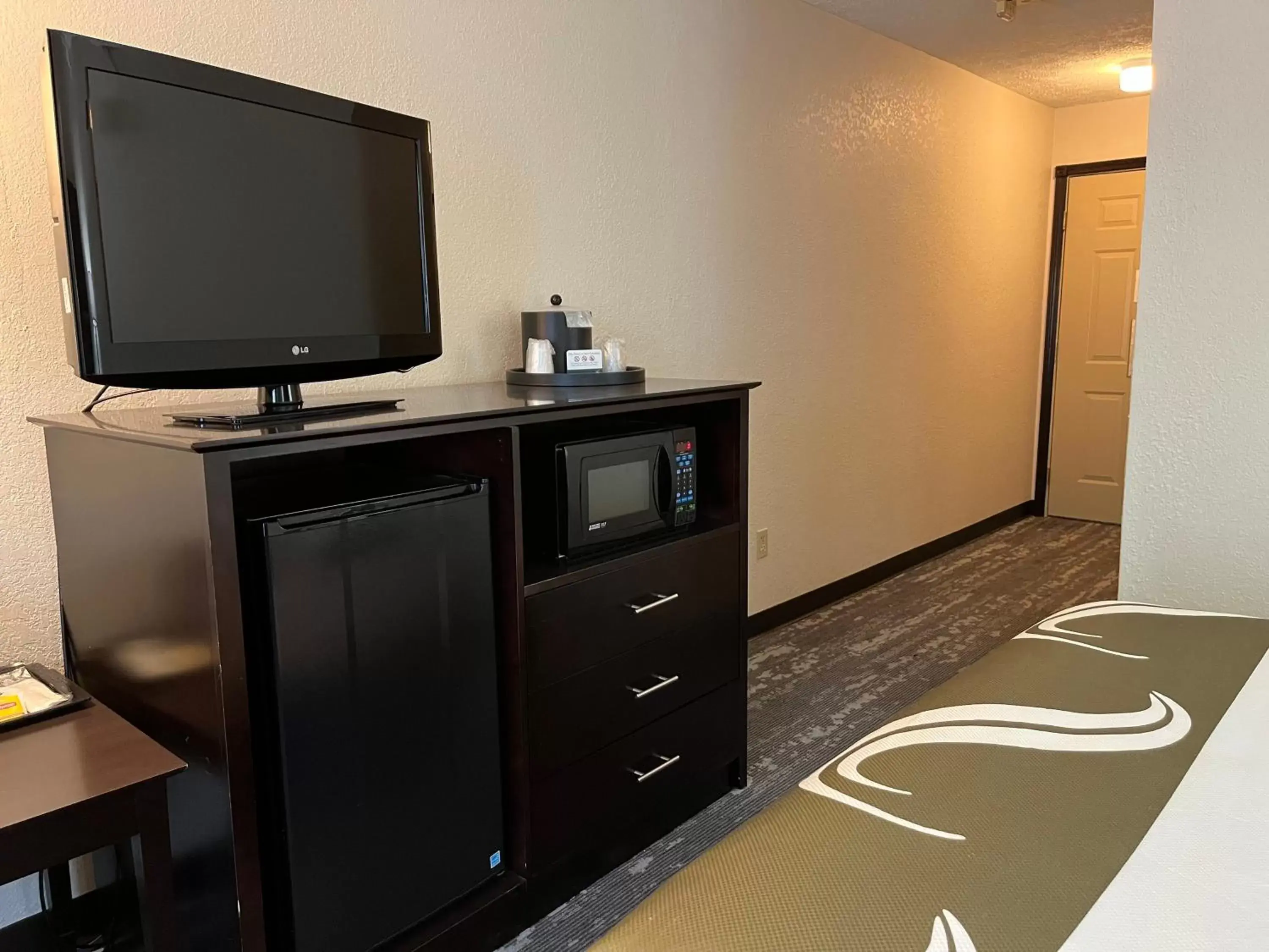 Photo of the whole room, TV/Entertainment Center in Quality Inn Traverse City
