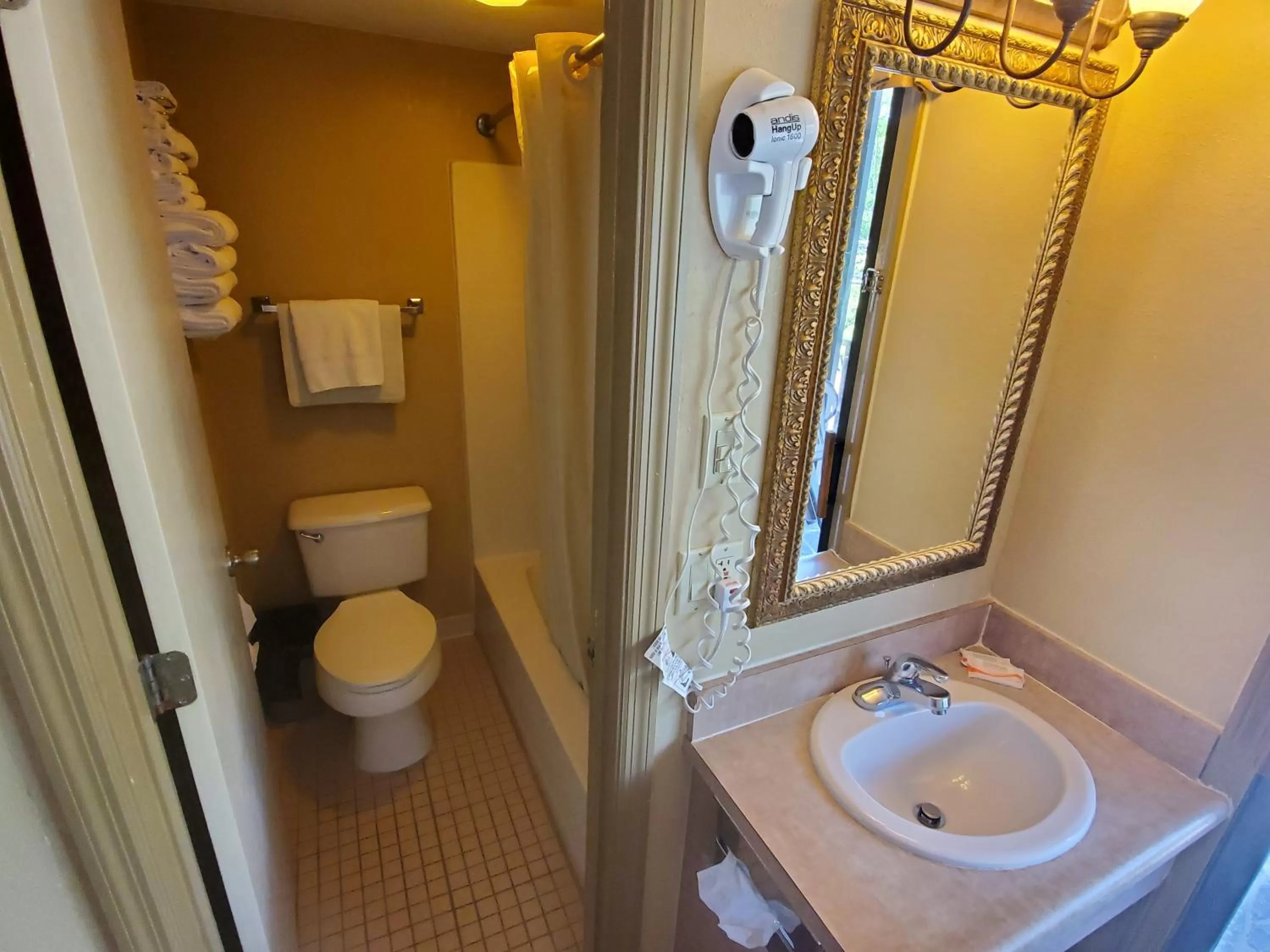 Bathroom in Colonial House Motel