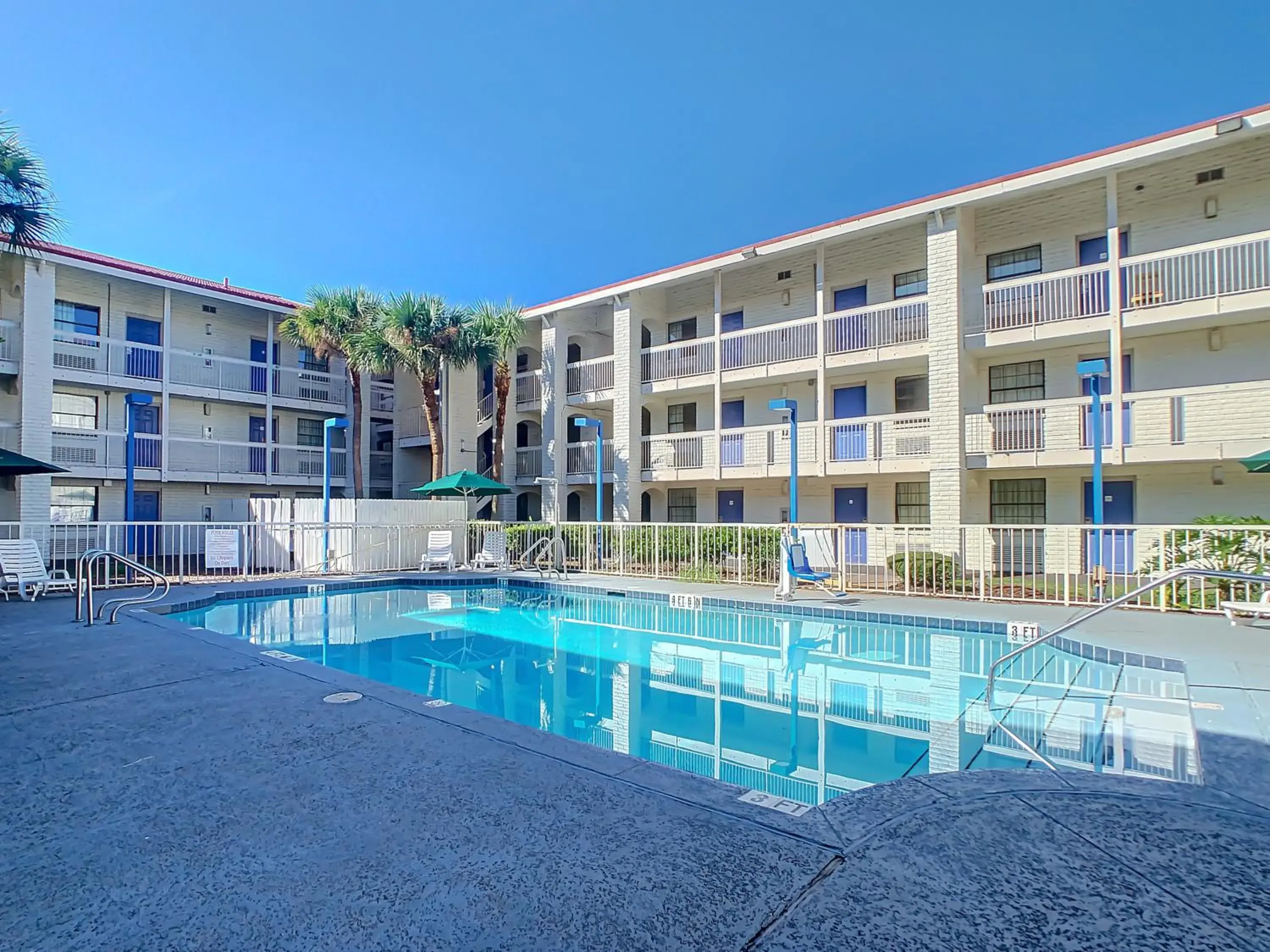Swimming pool, Property Building in Stayable Suites Jacksonville North