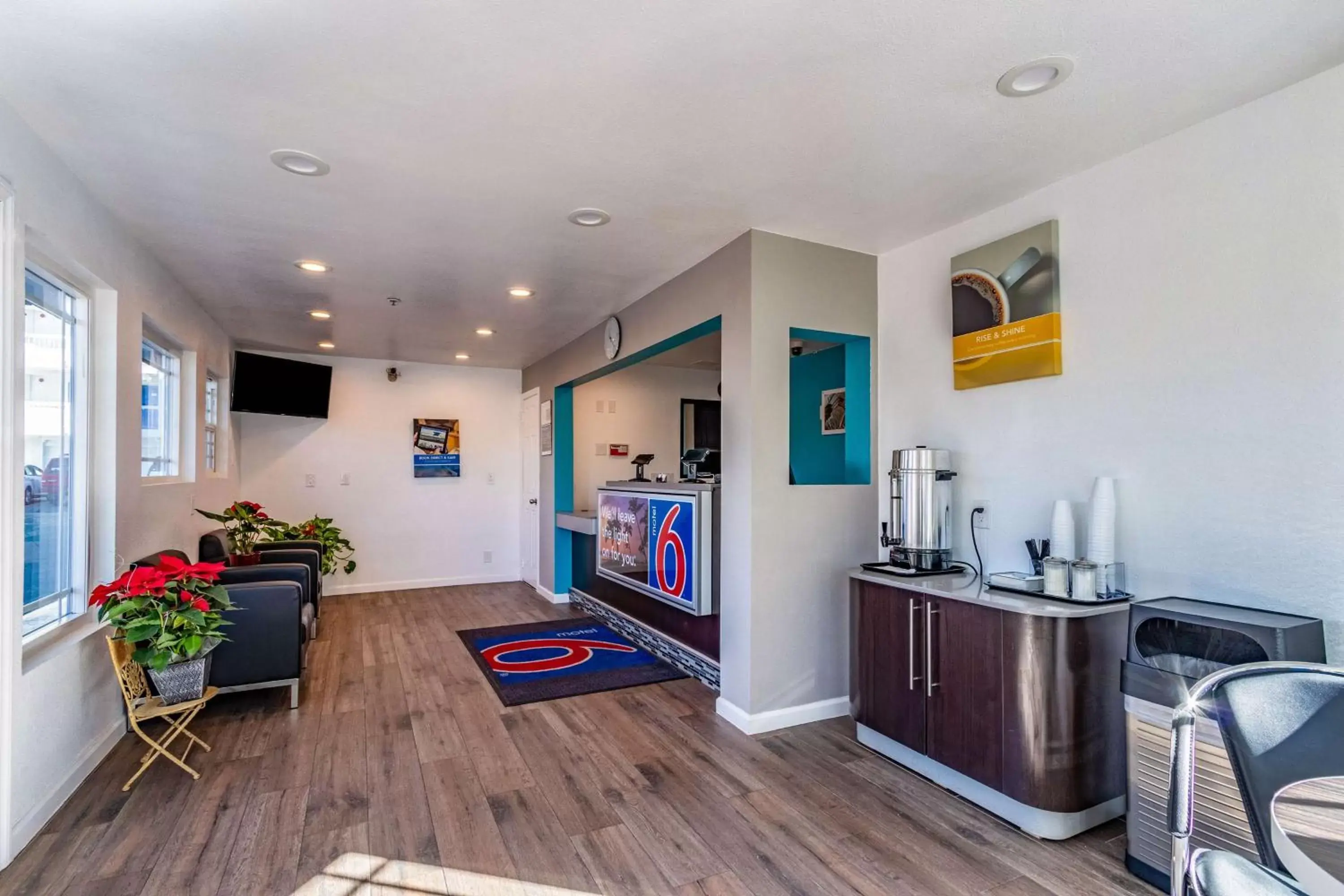 TV and multimedia, Kitchen/Kitchenette in Motel 6-Fountain Valley, CA - Huntington Beach Area