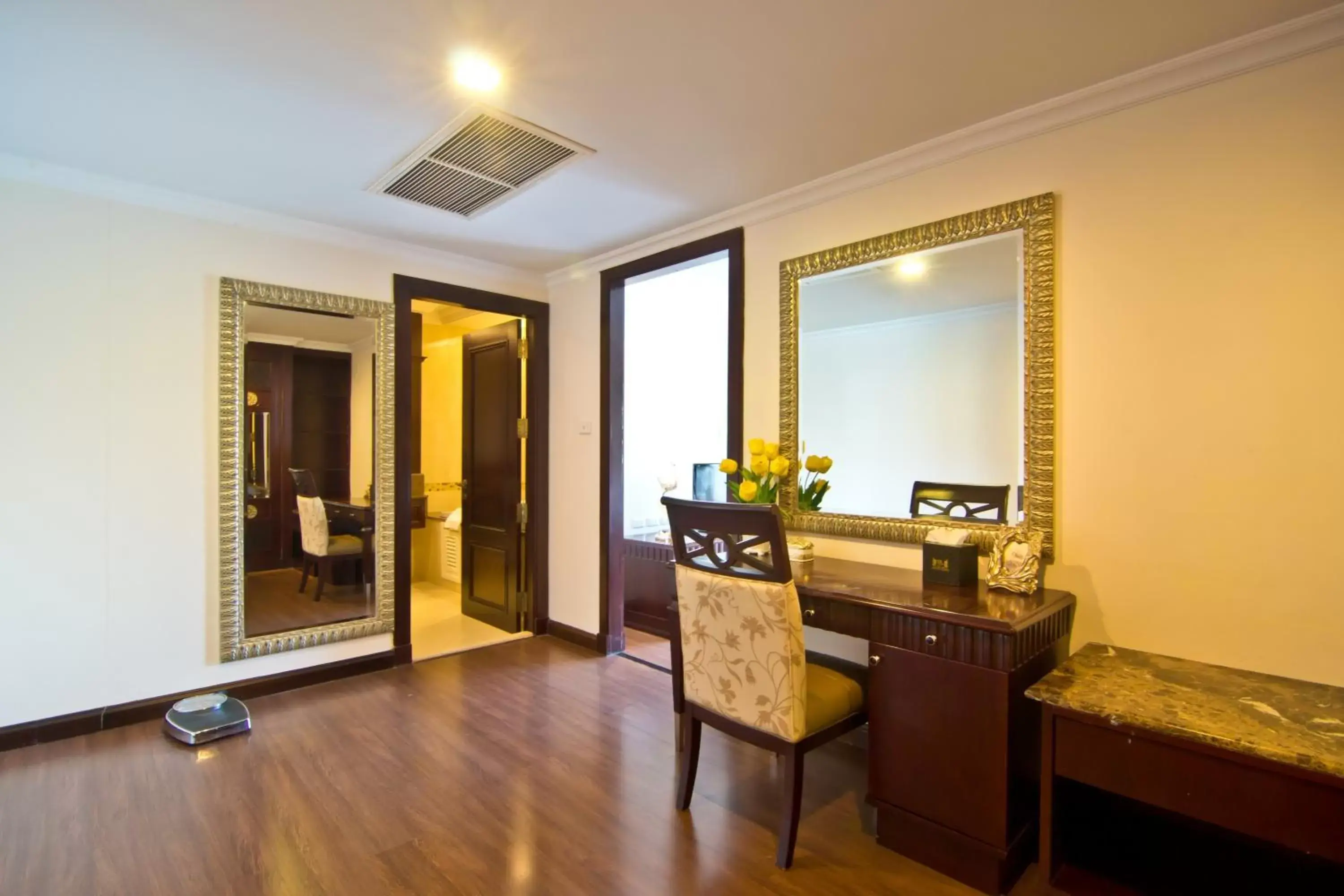 Seating area, TV/Entertainment Center in LK Residence