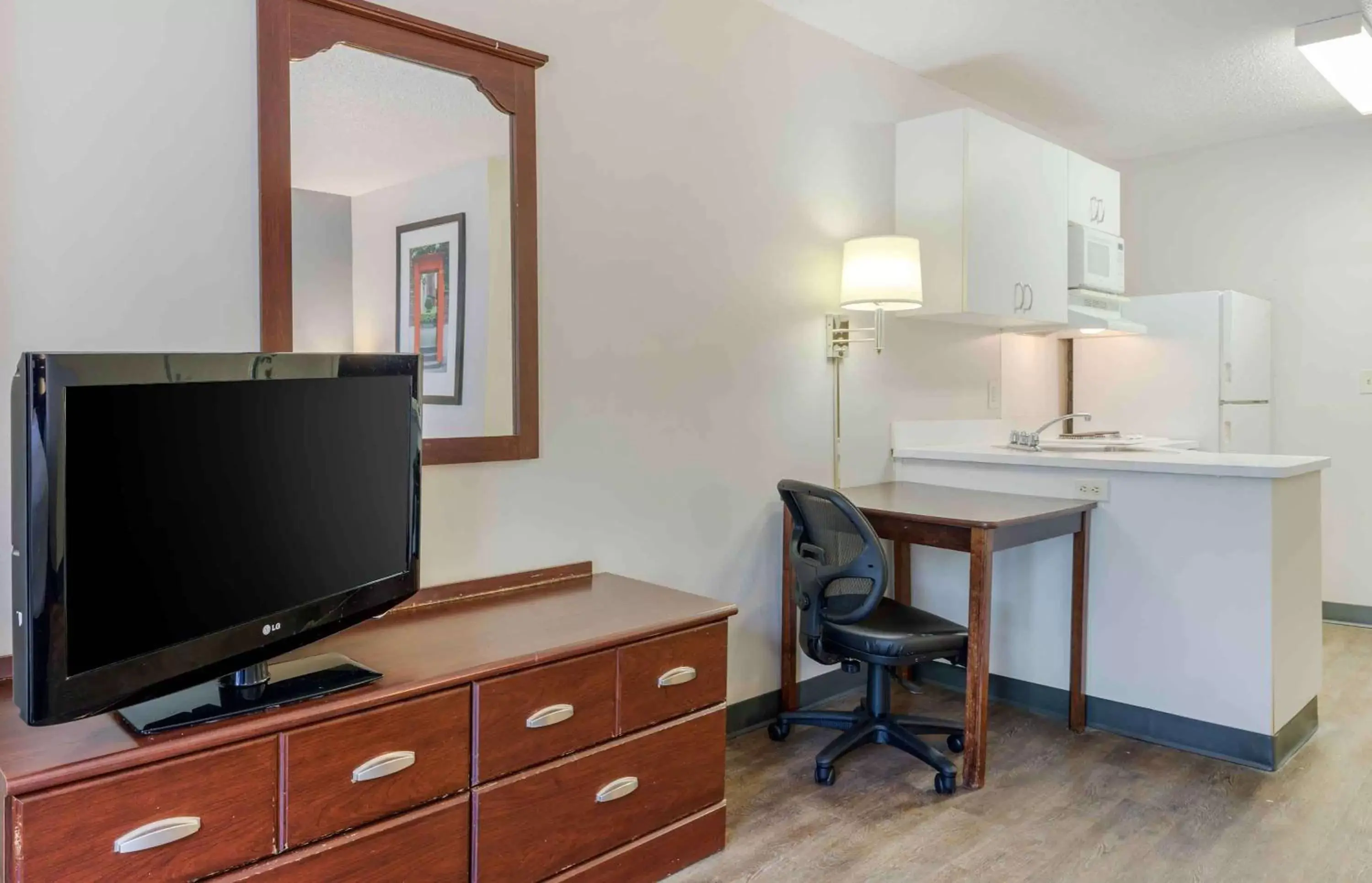 Bedroom, TV/Entertainment Center in Extended Stay America Suites - Lubbock - Southwest
