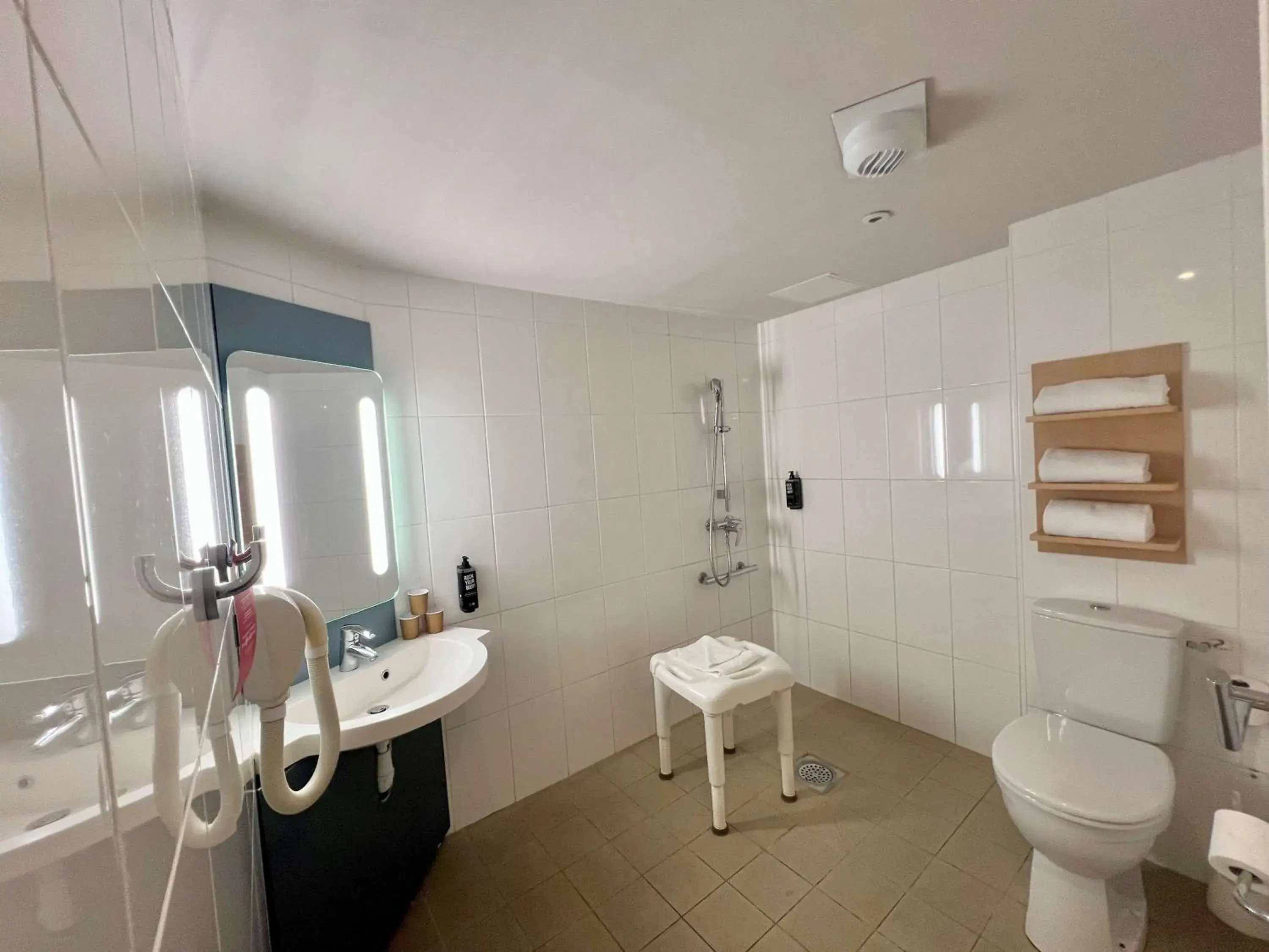 Bedroom, Bathroom in ibis Paris Brancion Parc des Expositions 15eme