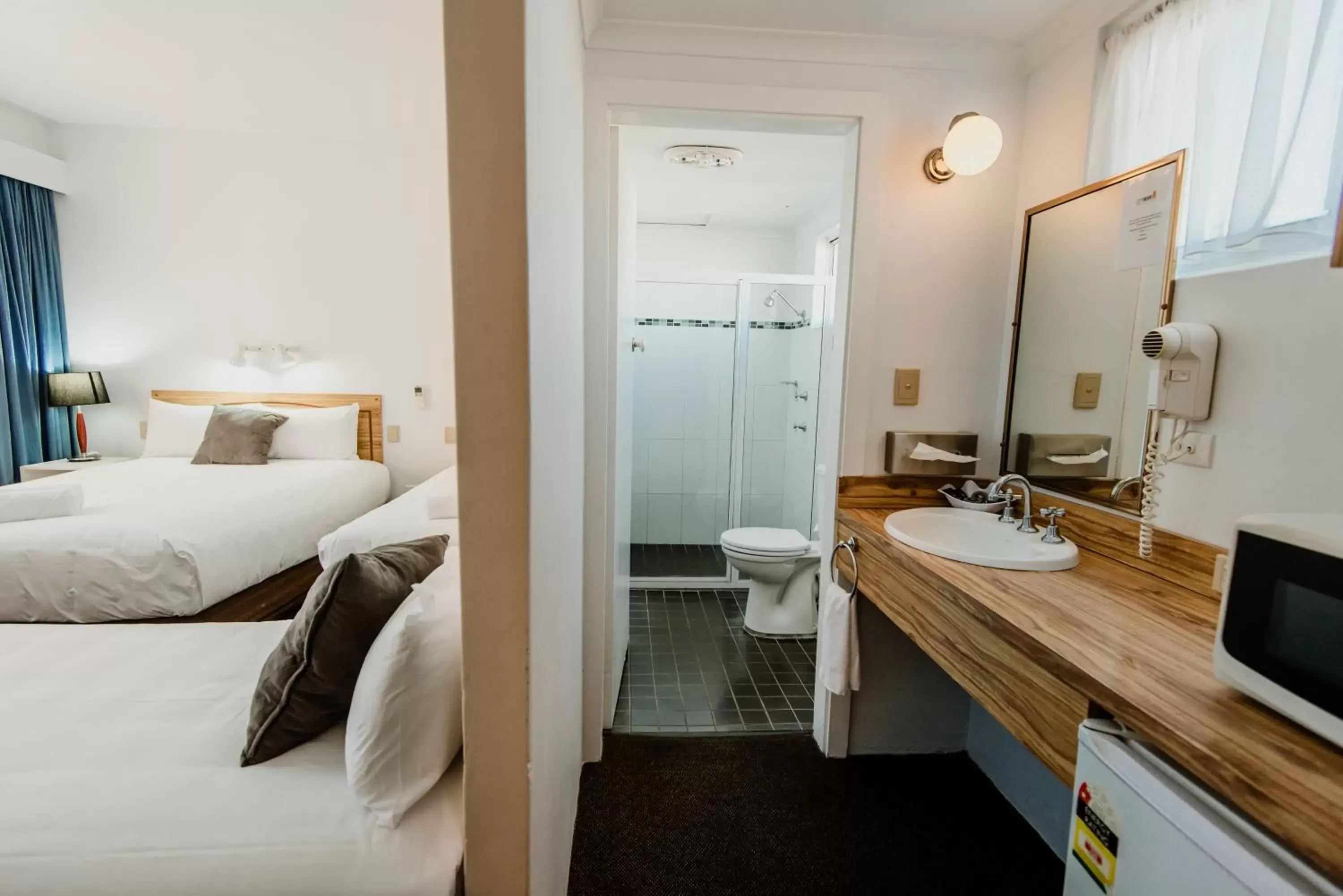 Bed, Bathroom in City Sider Motor Inn