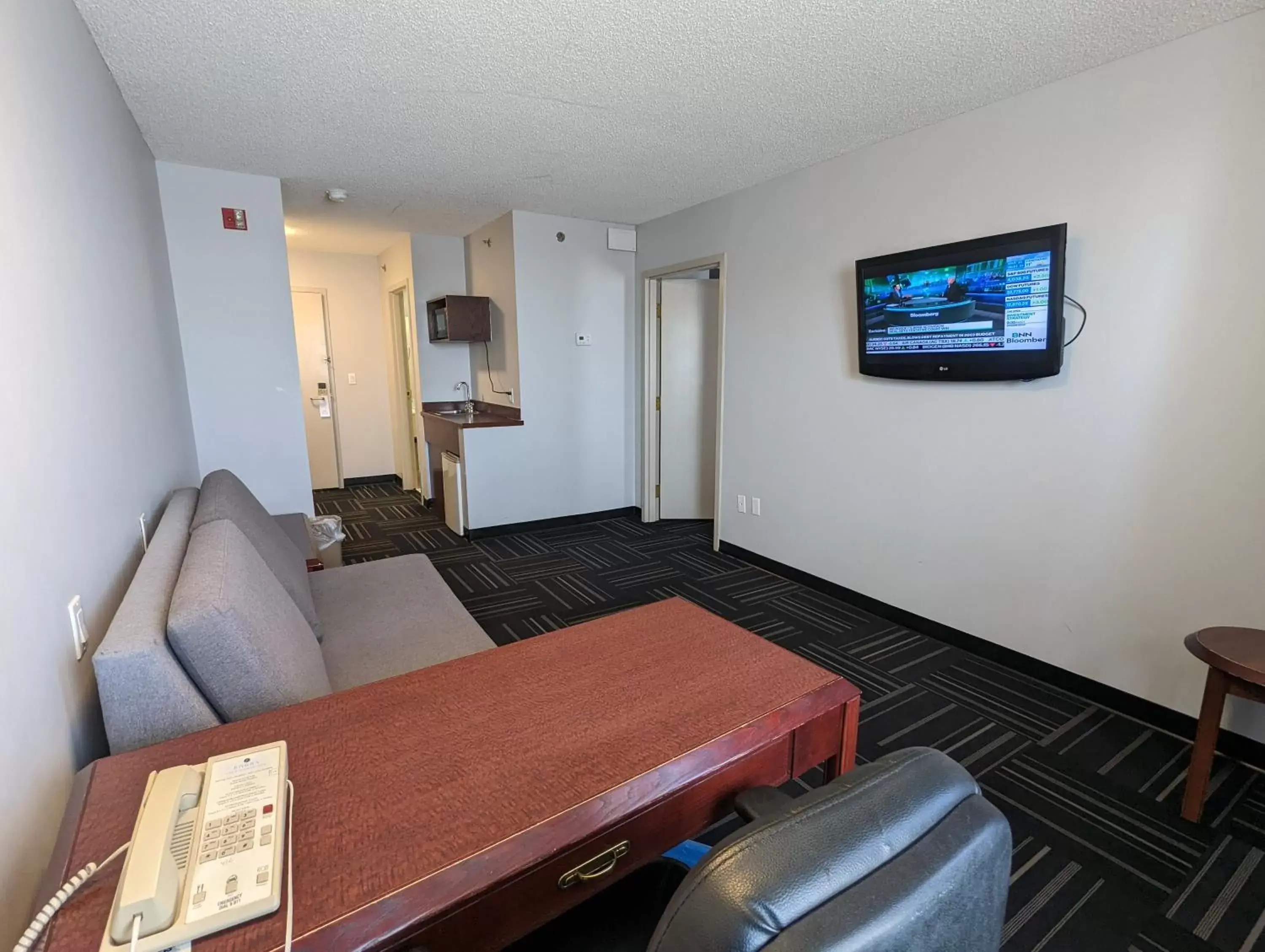Living room, Seating Area in DIVYA SUTRA Riviera Plaza and Conference Centre Calgary Airport