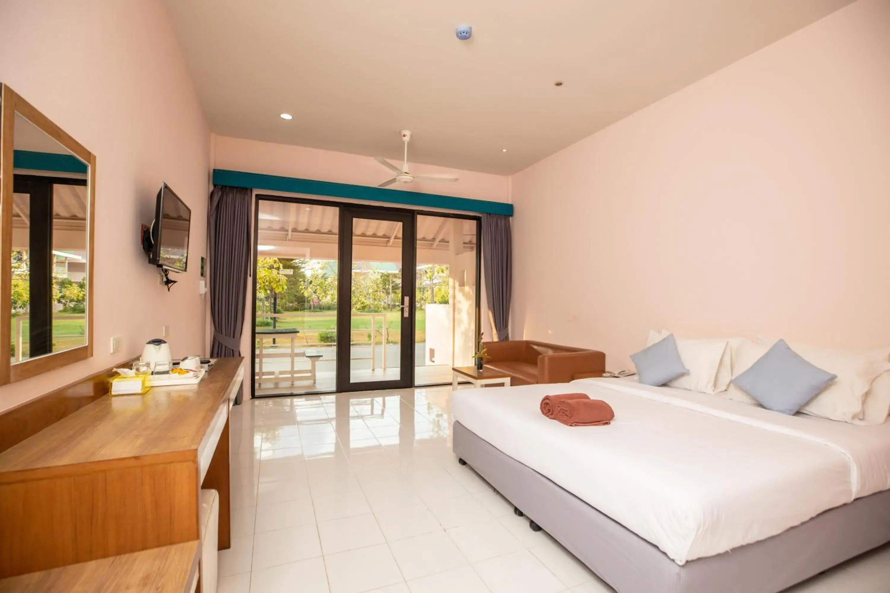 Photo of the whole room in Xanadu Beach Resort Koh Lan