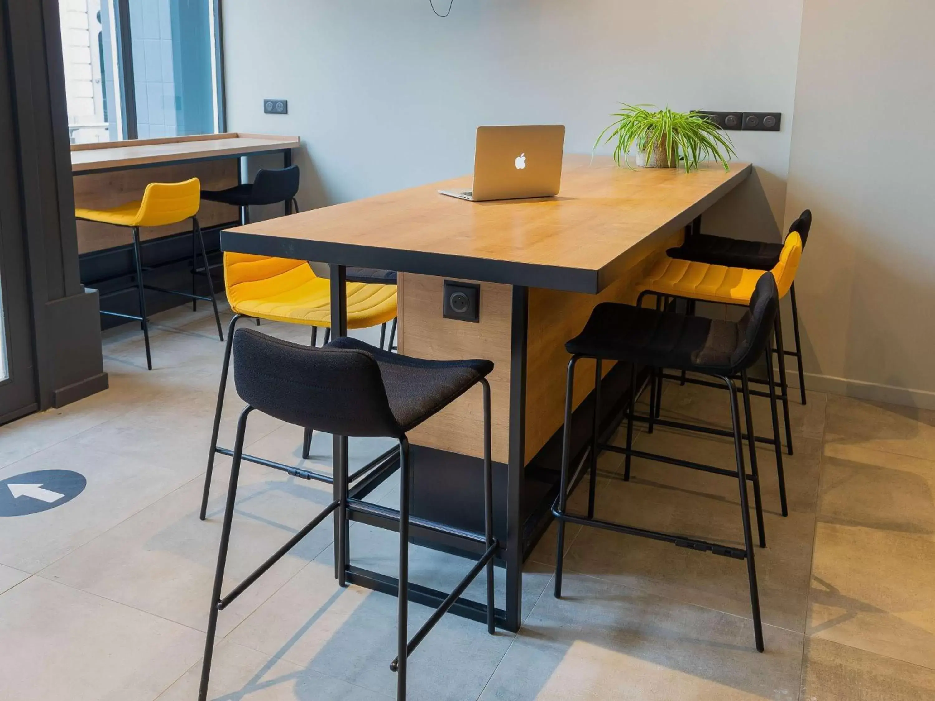 Property building, Dining Area in Ibis Pau Centre