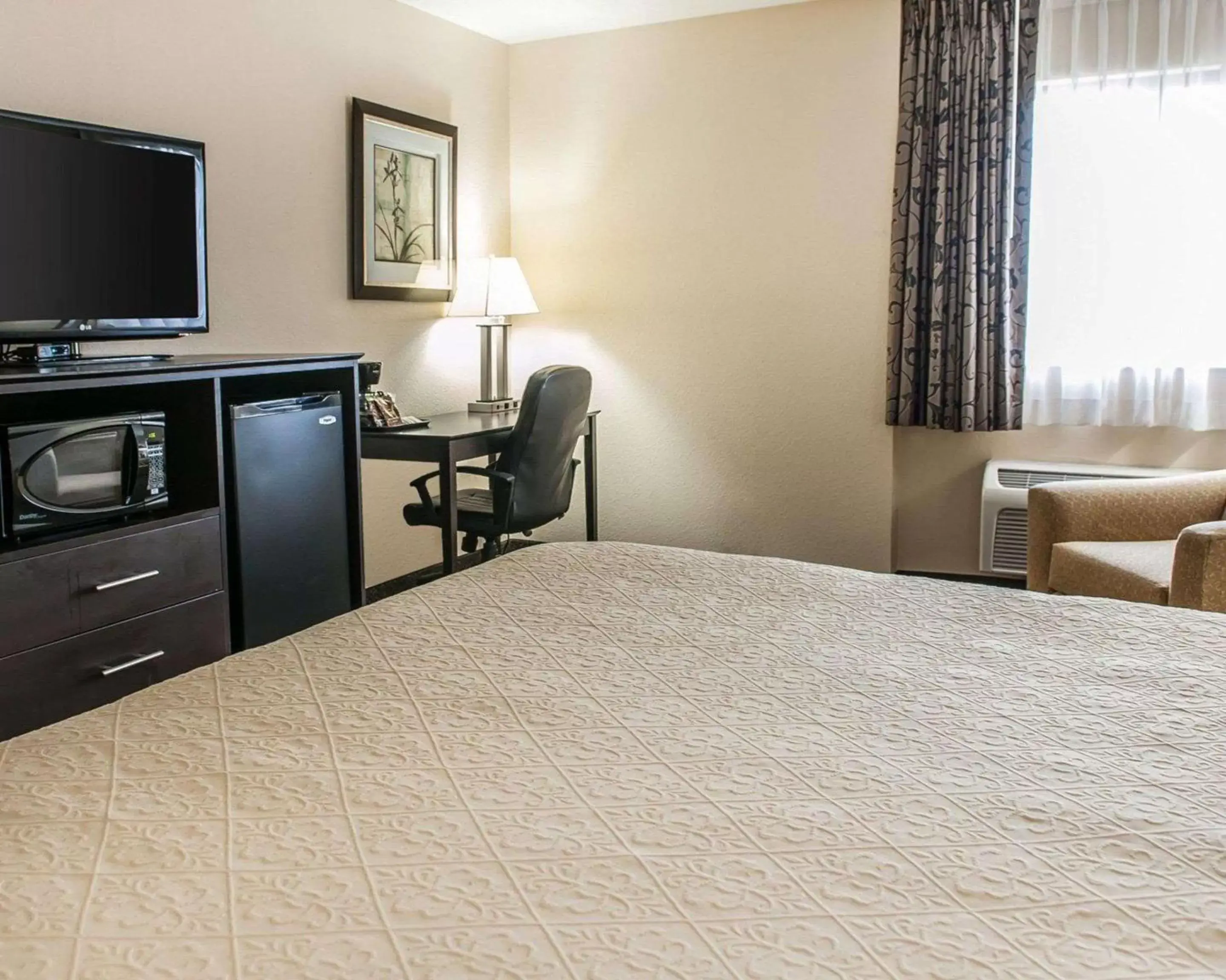 Photo of the whole room, TV/Entertainment Center in Quality Inn & Suites - Mattoon