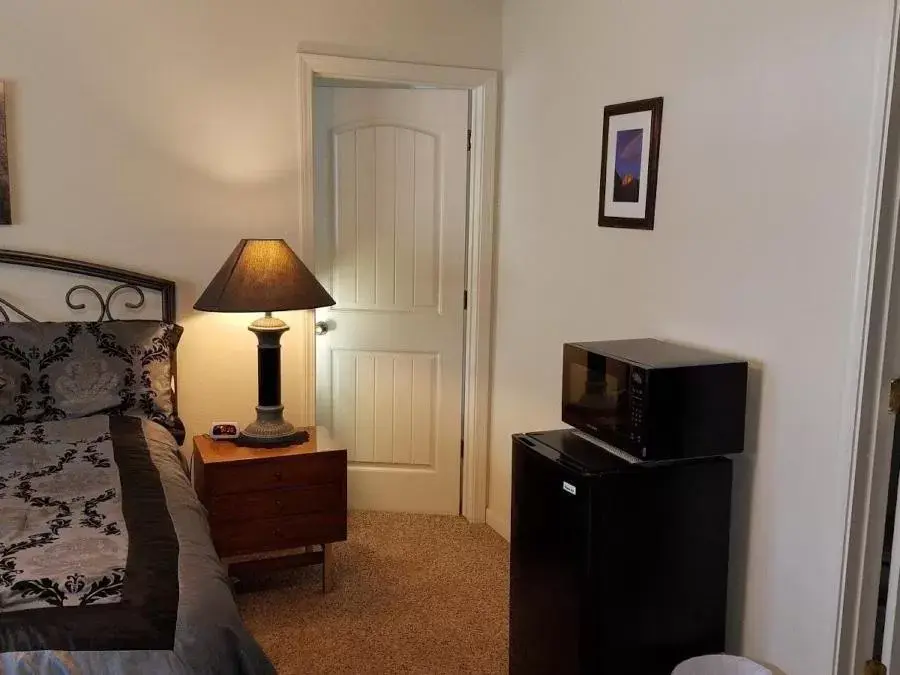 Bedroom, TV/Entertainment Center in Yosemite Nights Bed & Breakfast