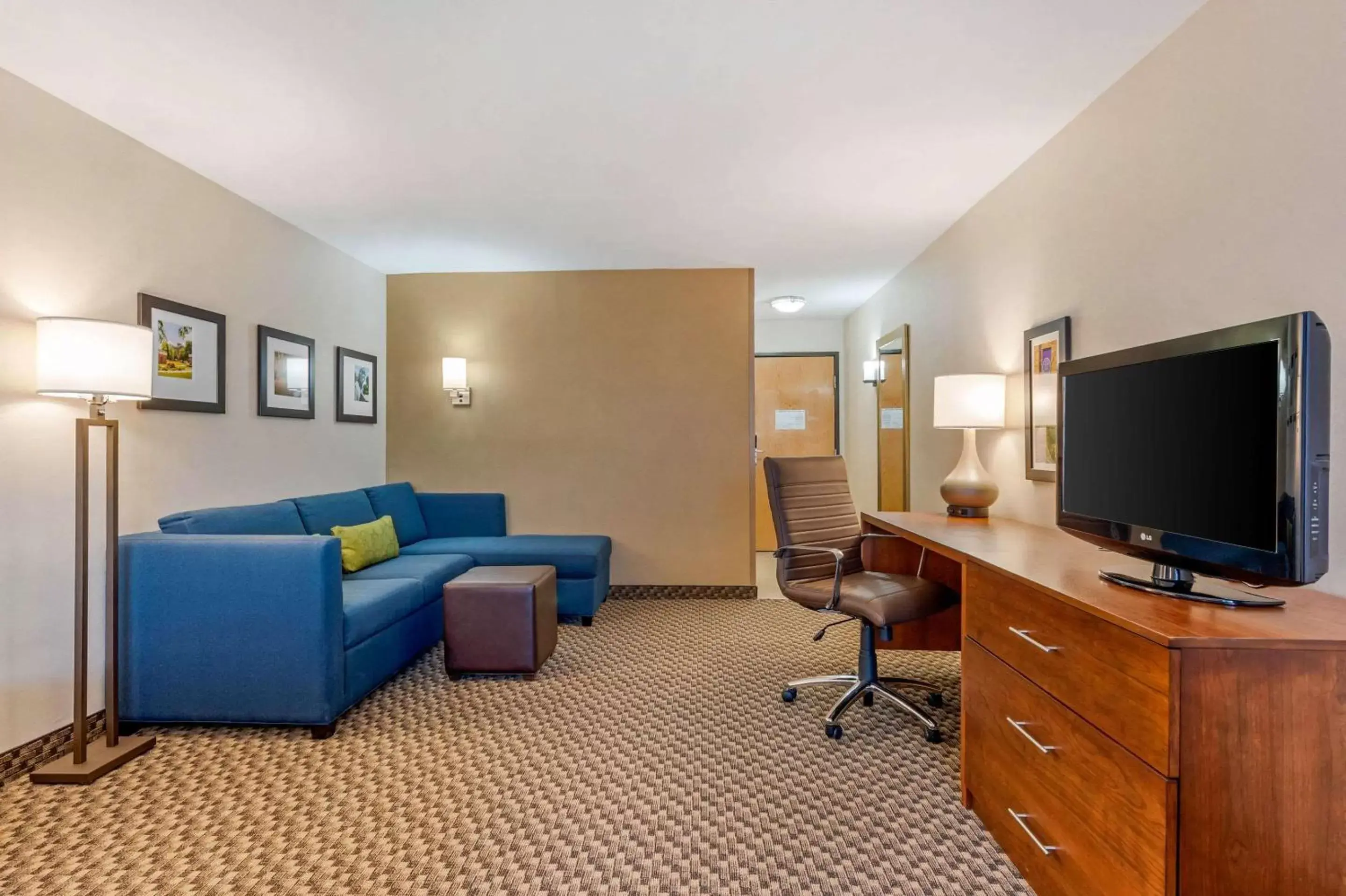Photo of the whole room, Seating Area in Comfort Inn & Suites near Route 66 Award Winning Gold Hotel 2021