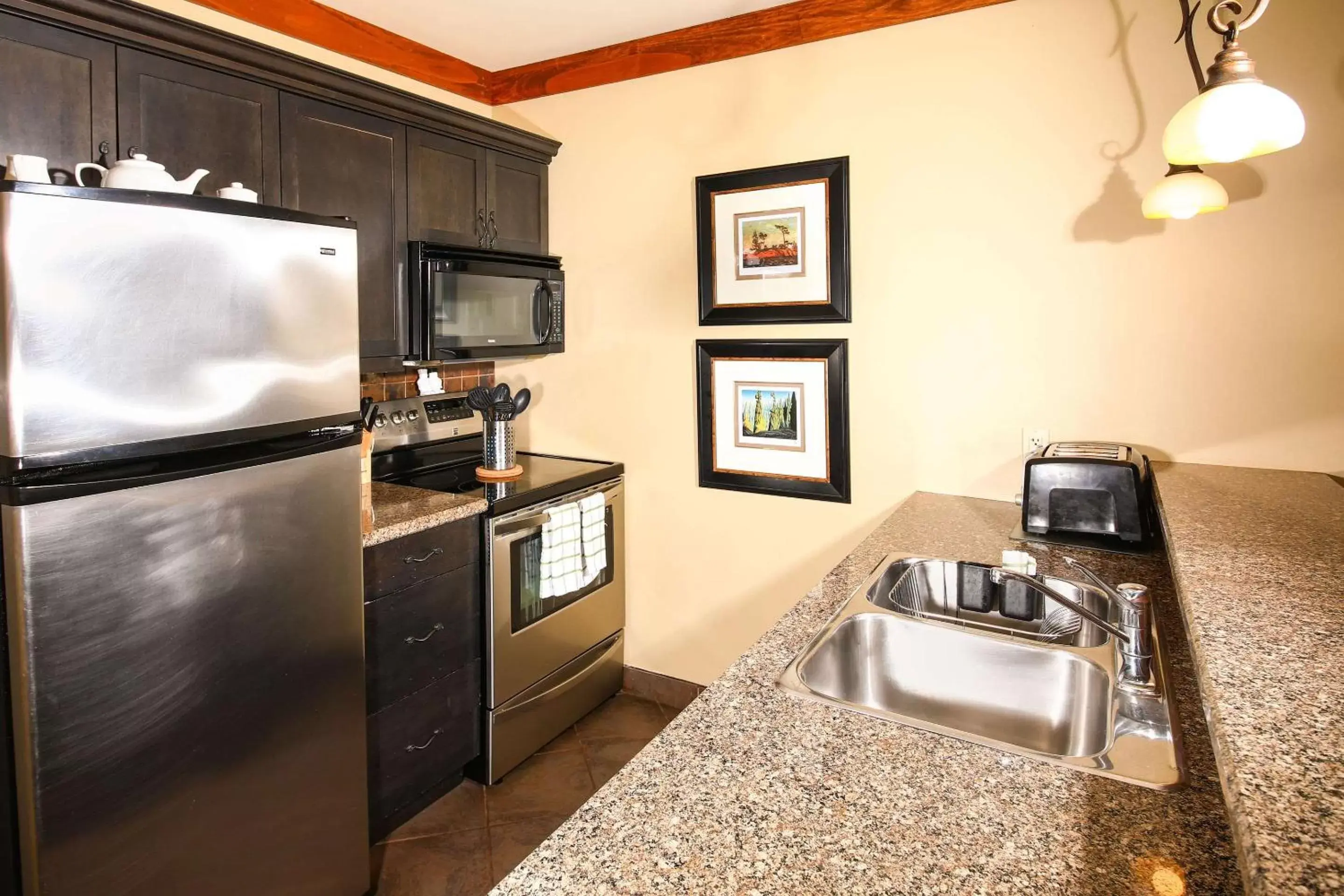 Bedroom, Kitchen/Kitchenette in Bayview Wildwood Resort, Ascend Hotel Collection