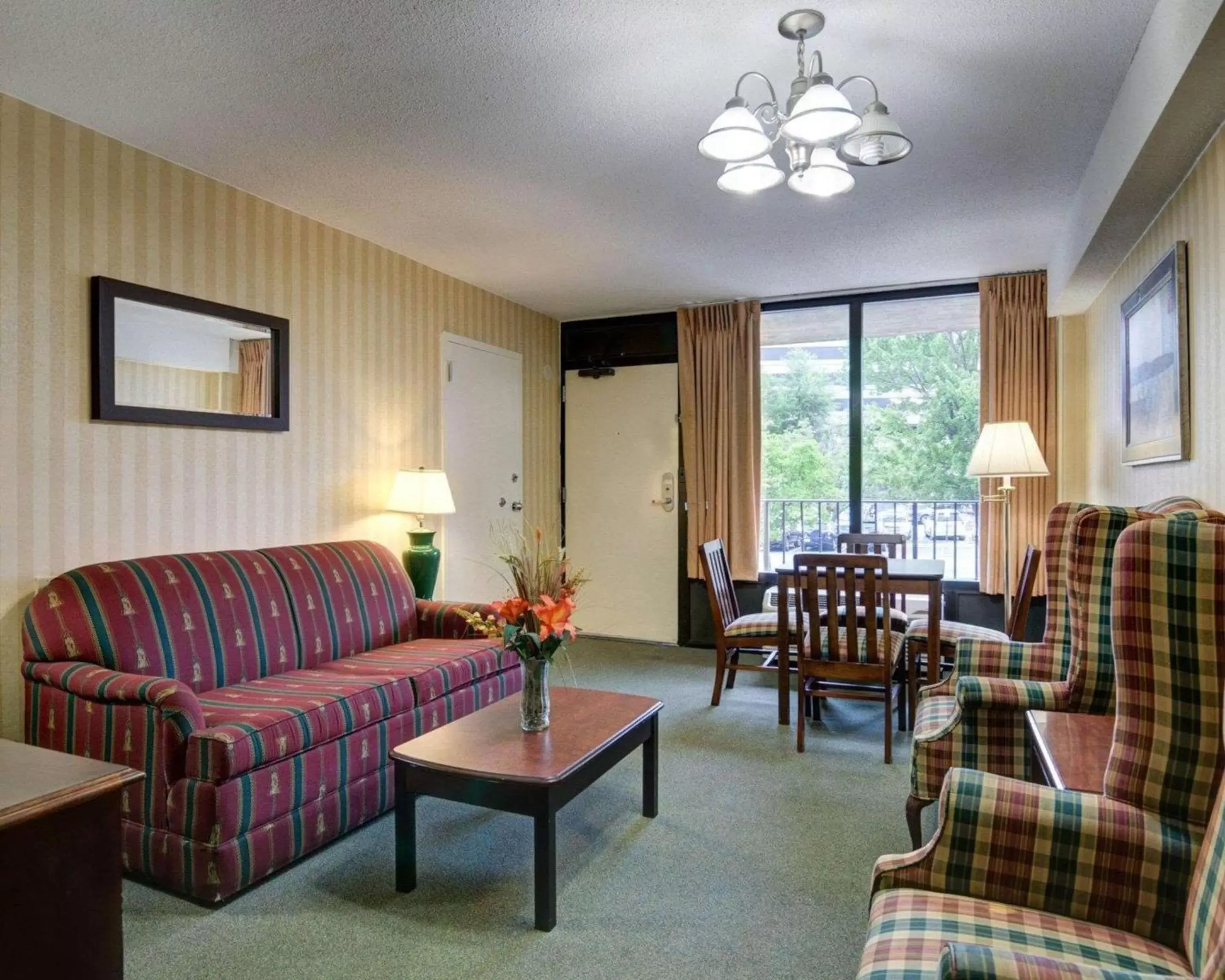 Photo of the whole room, Seating Area in Quality Inn Tysons Corner