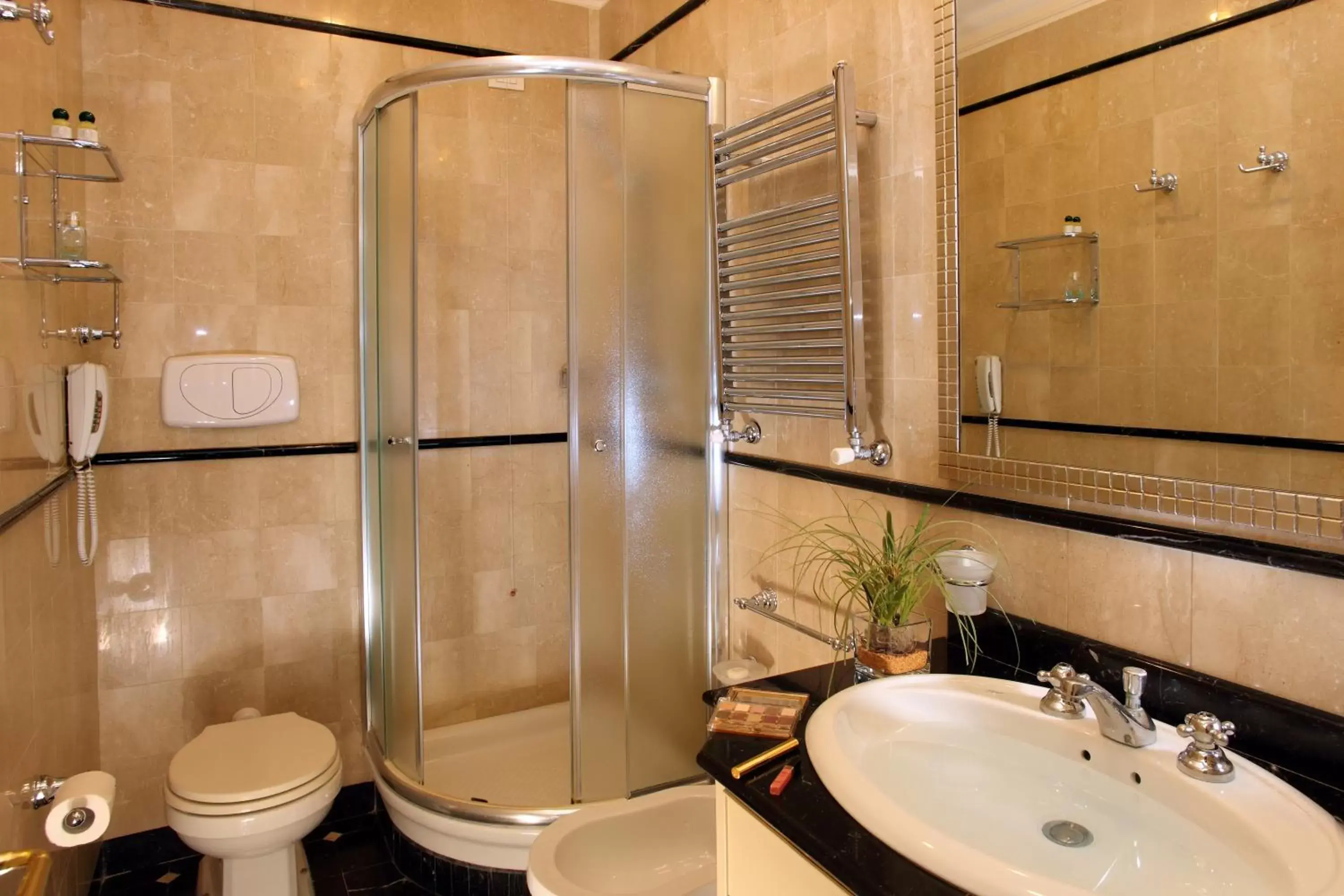 Bathroom in Hotel Degli Aranci