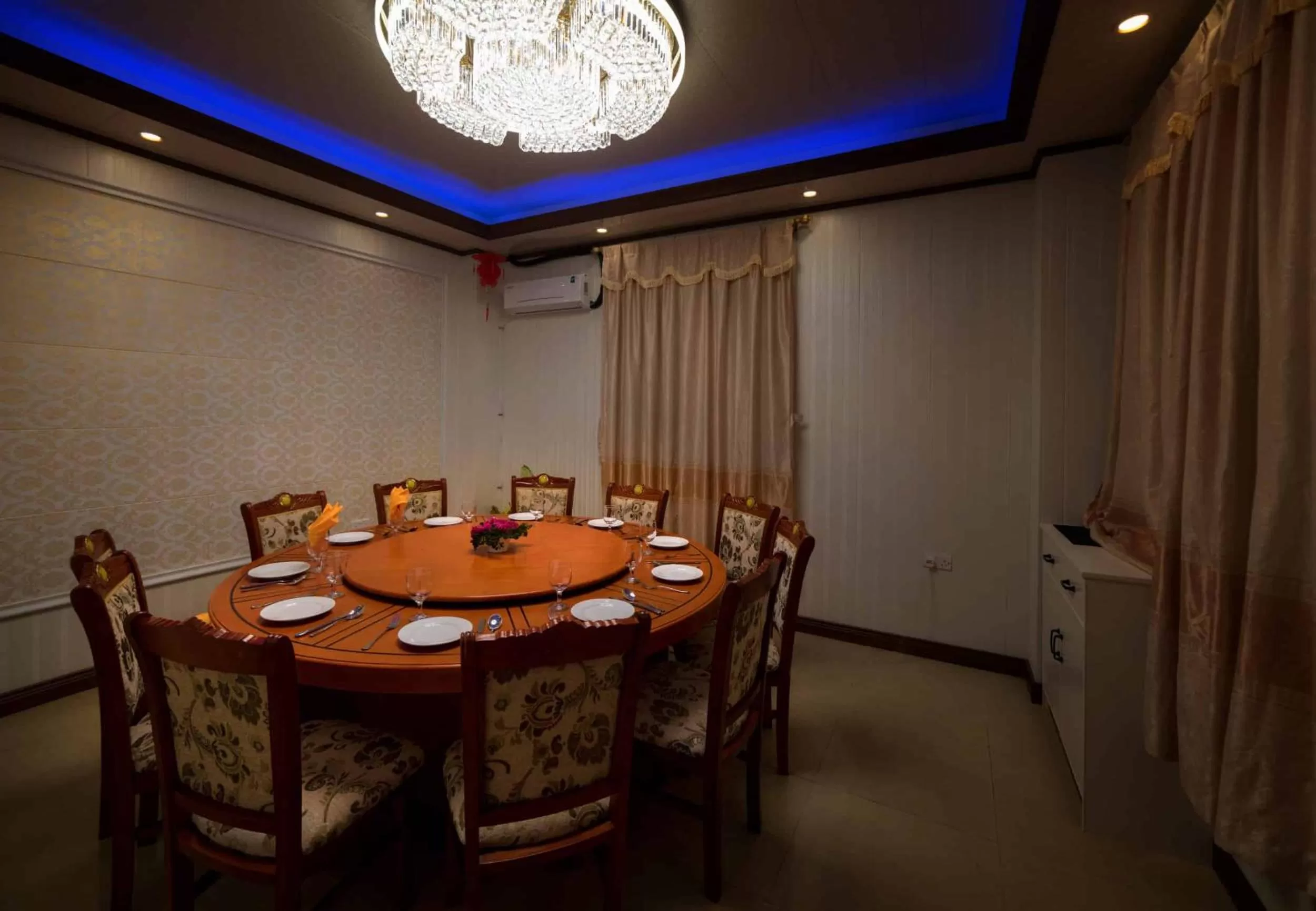 Dining area in Riverside Hotel