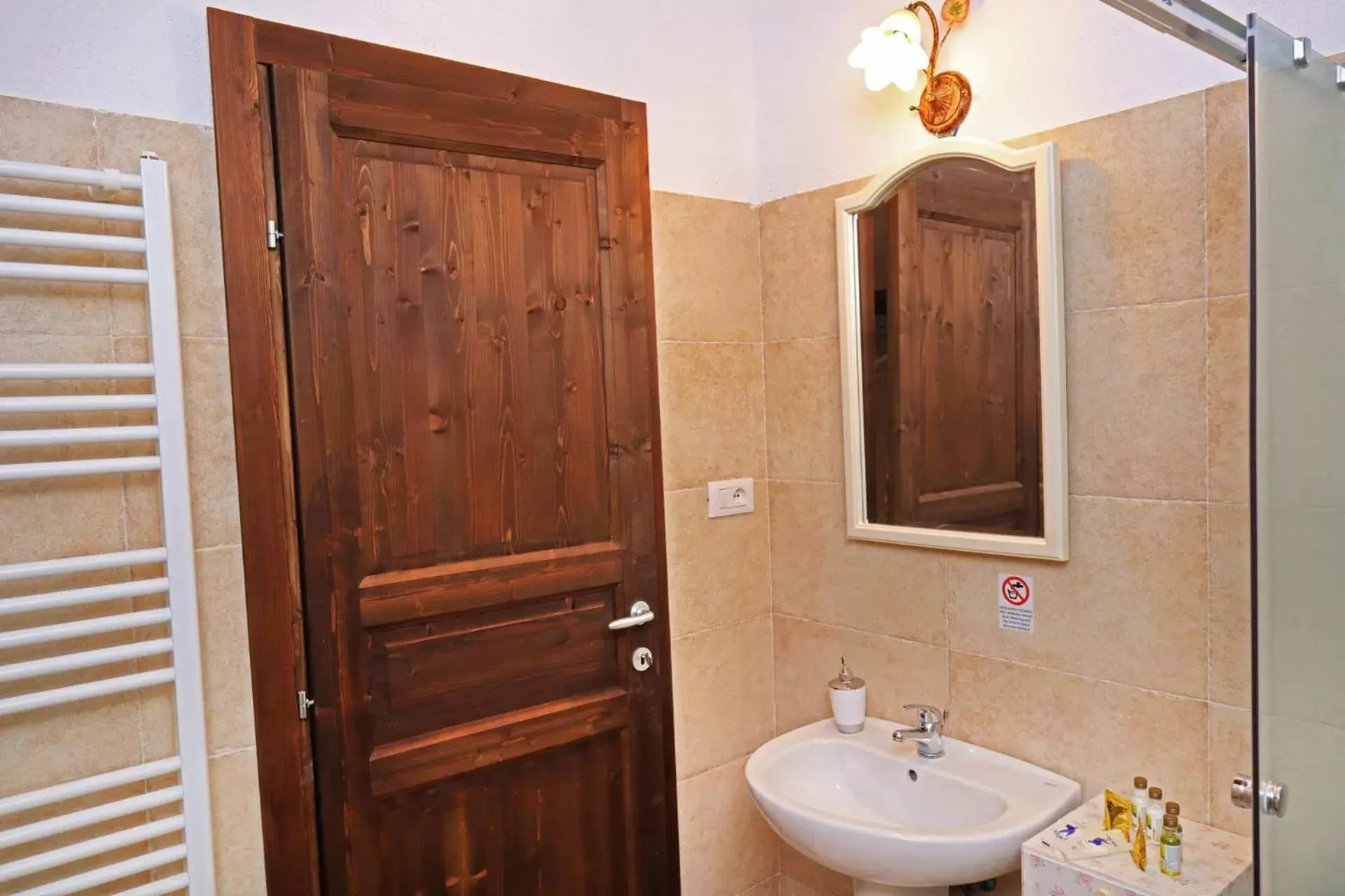 Shower, Bathroom in Agriturismo Masseria Alberotanza