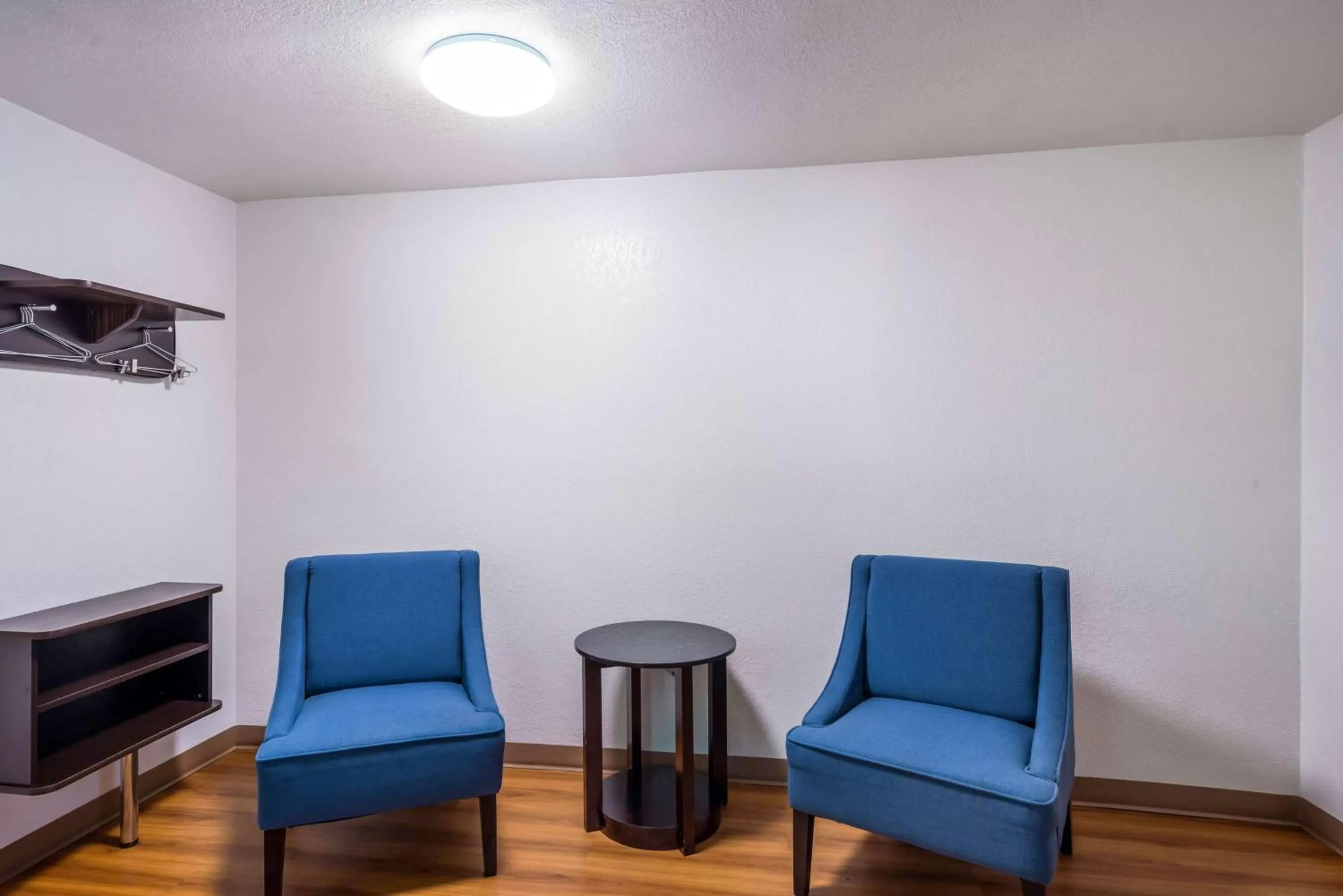Seating area in Motel 6-Irving, TX - Irving DFW Airport East