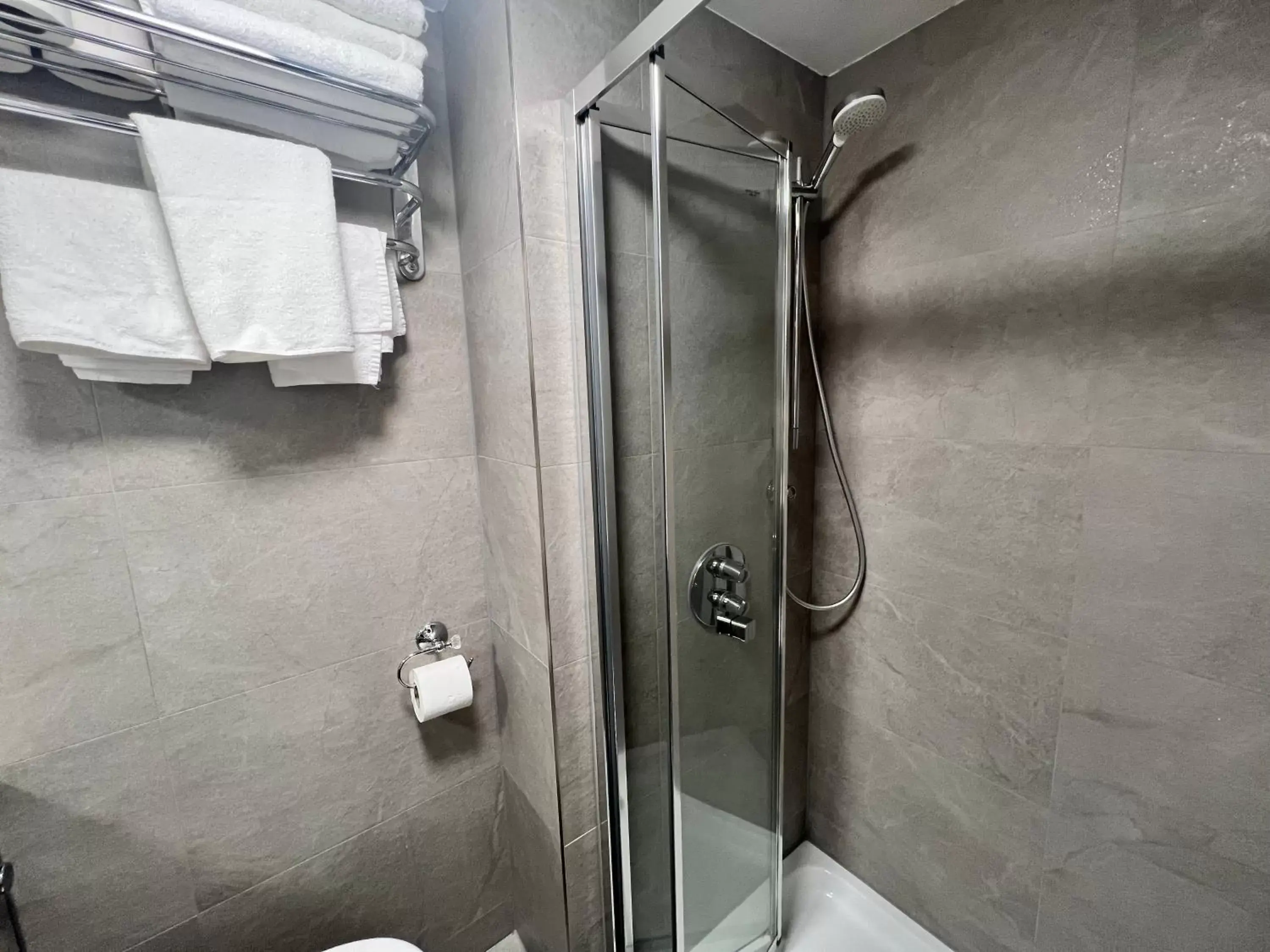 Shower, Bathroom in Hotel Cavendish