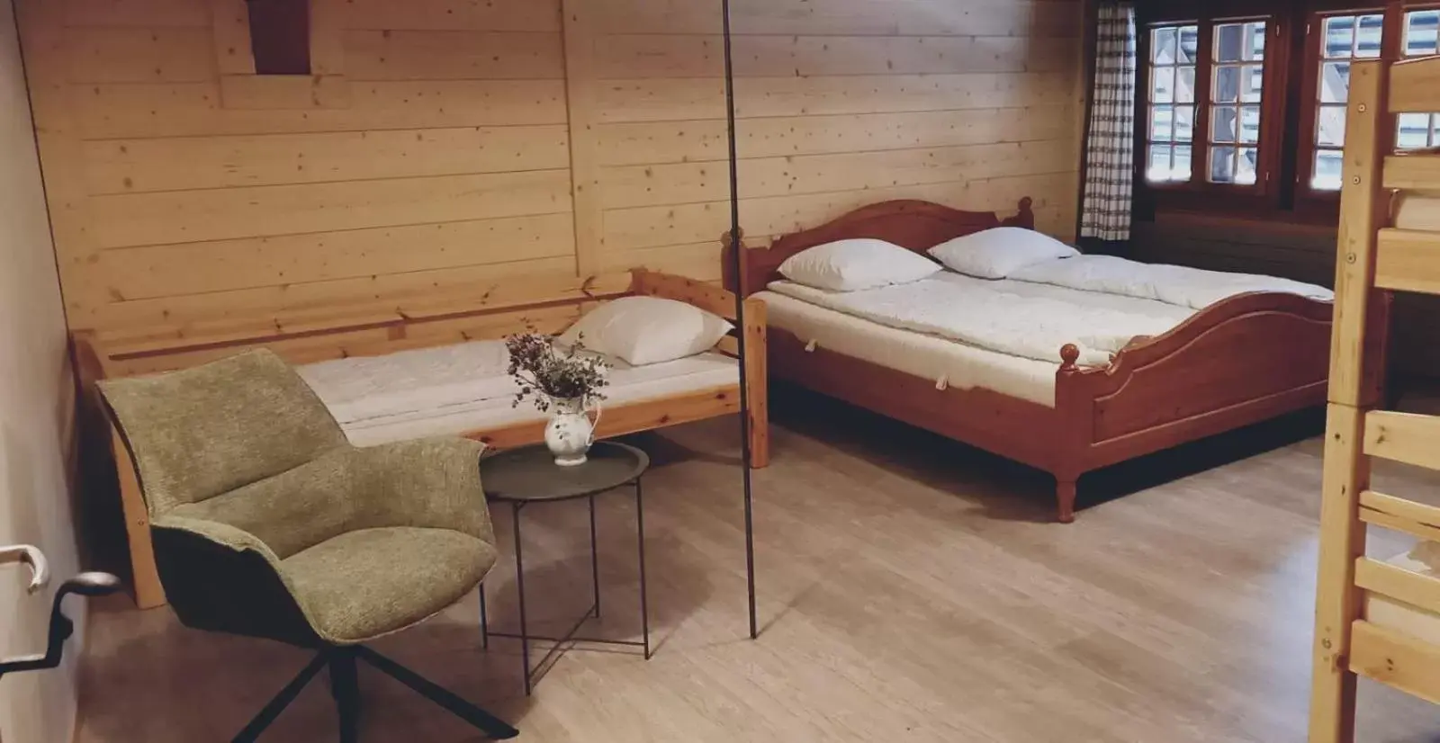 Photo of the whole room, Bed in Emme Lodge