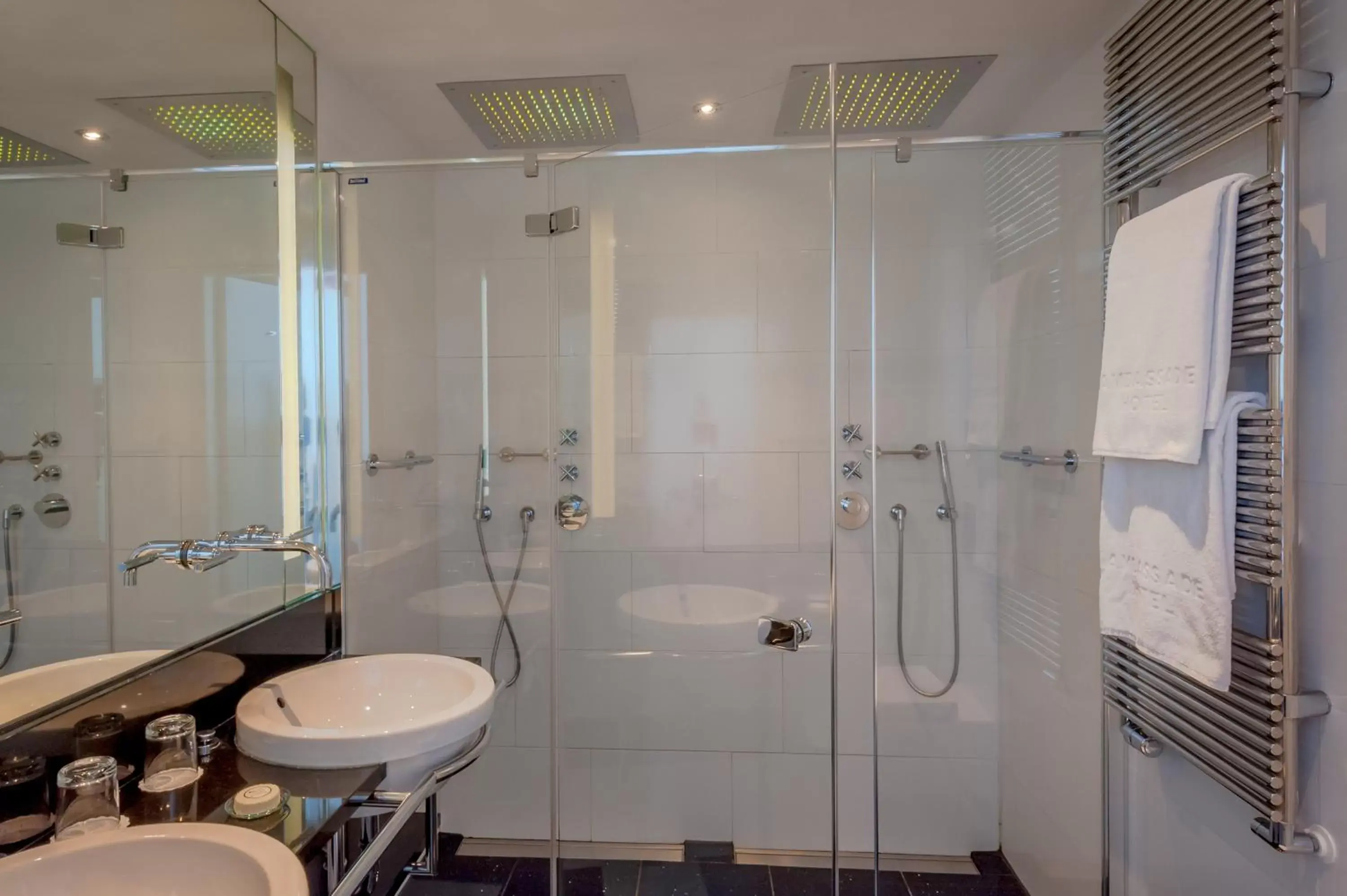 Shower, Bathroom in Ambassade Hotel