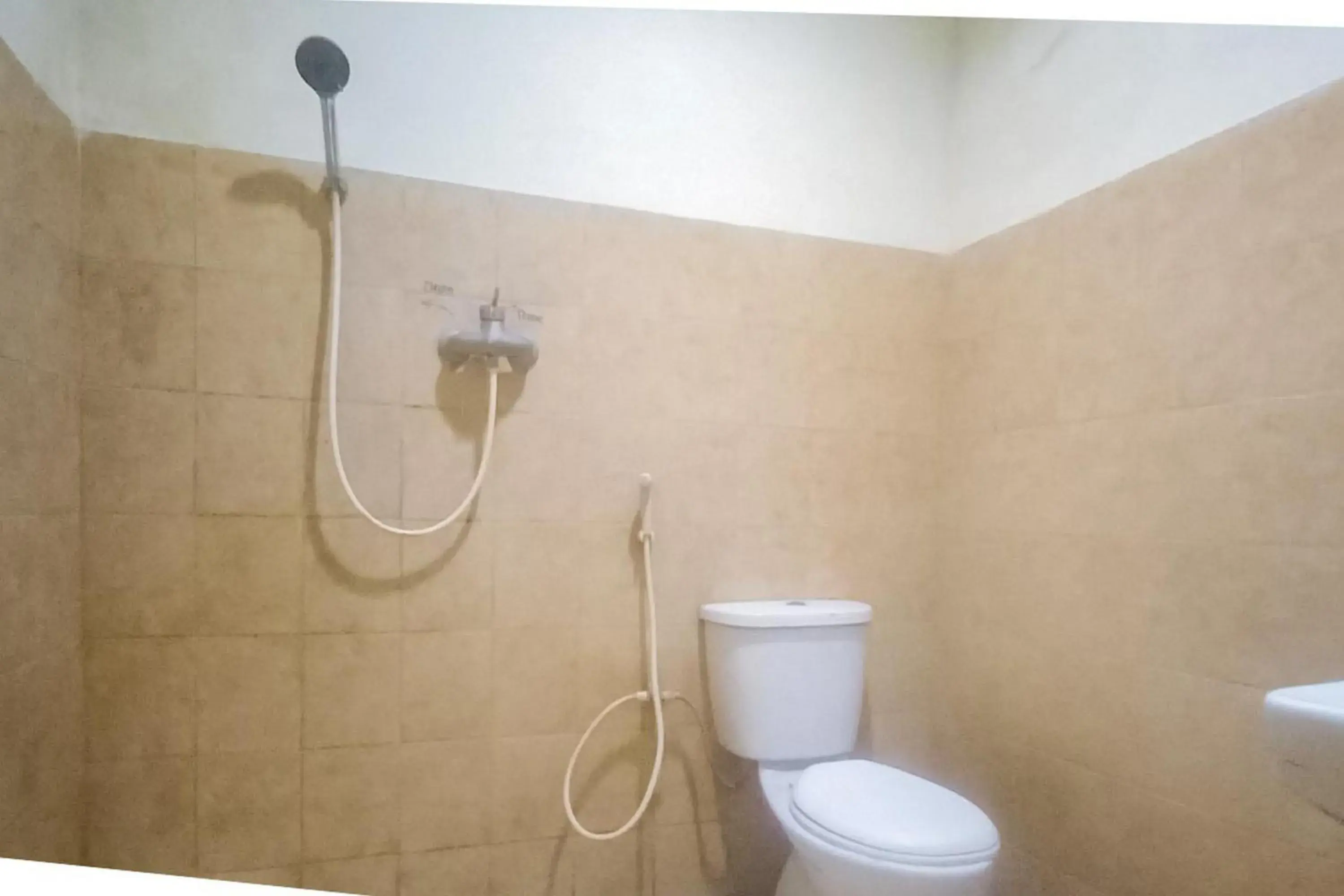 Shower, Bathroom in Hotel Malang near Alun Alun Malang RedPartner