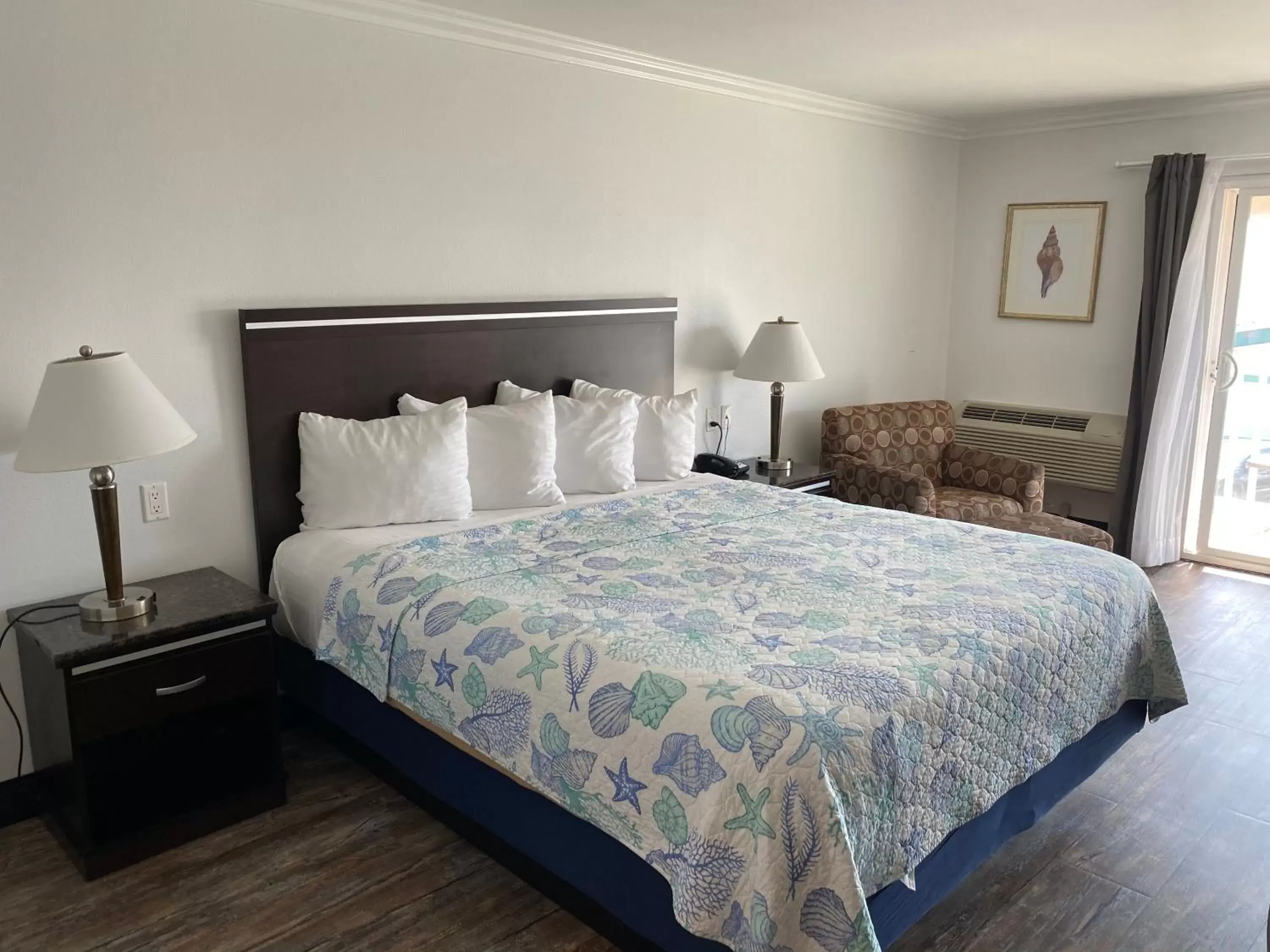 Bed in Ocean Surf Inn & Suites