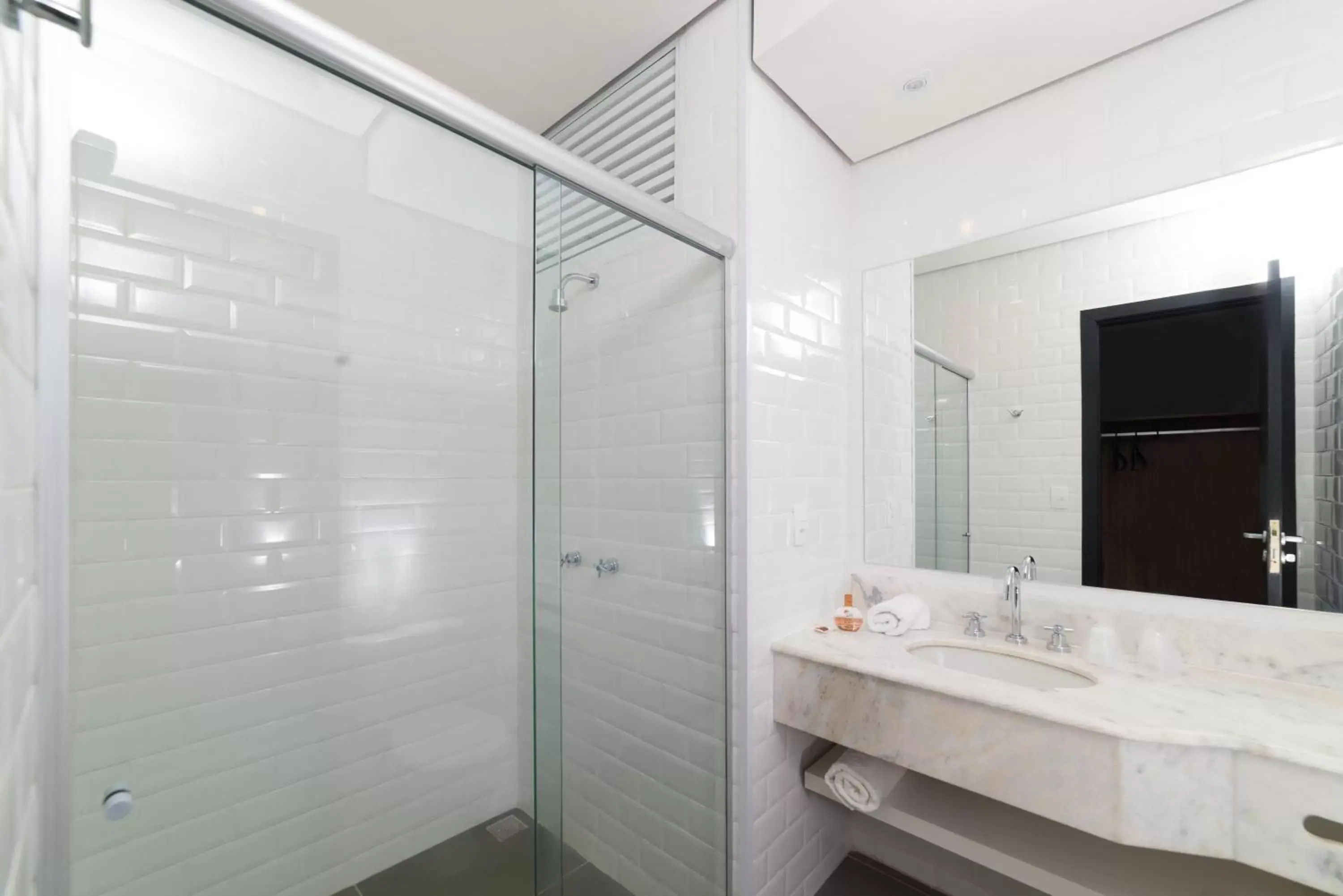 Shower, Bathroom in B&B HOTEL São José dos Campos