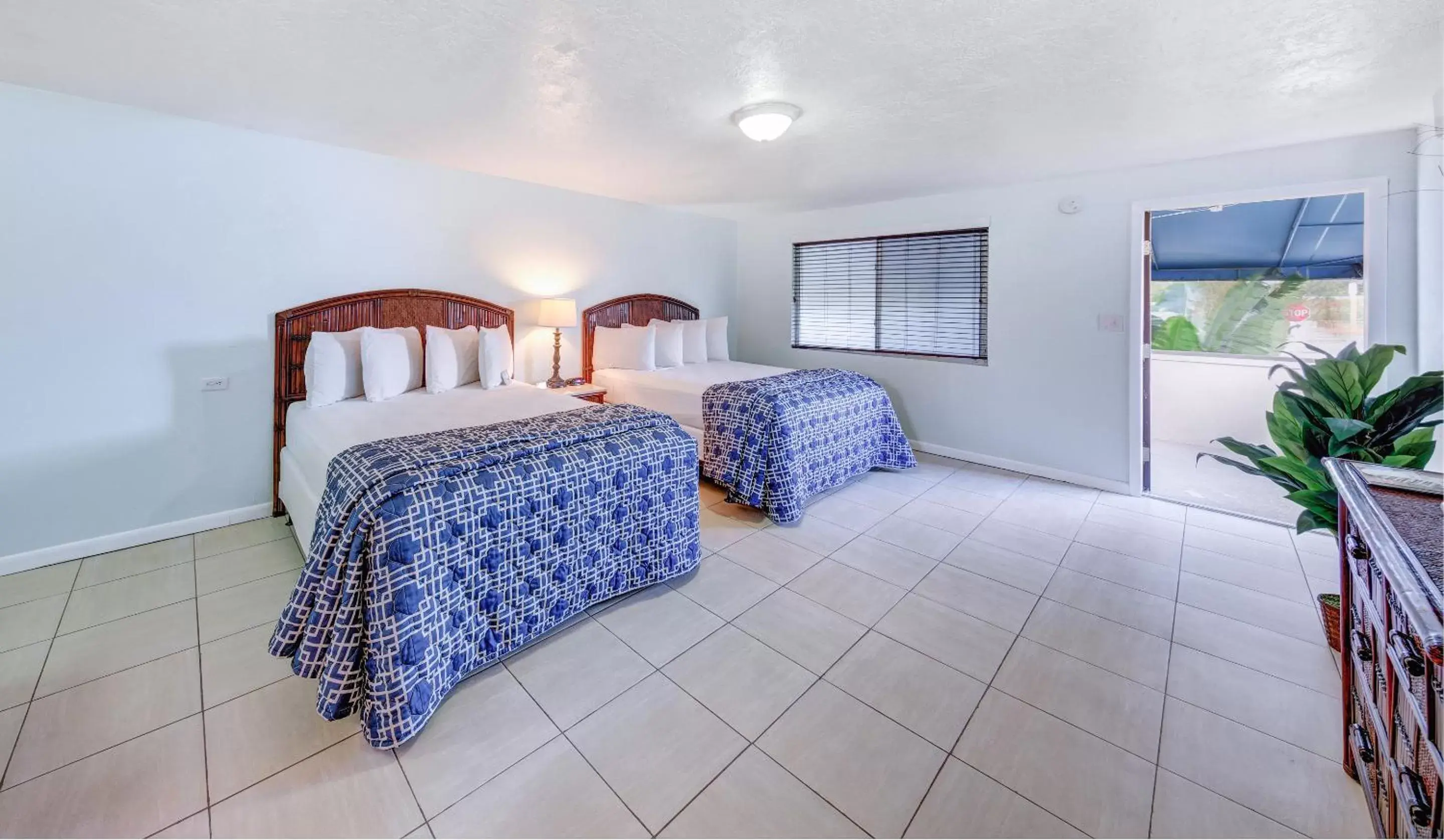 Bedroom, Bed in Creekside Inn Islamorada