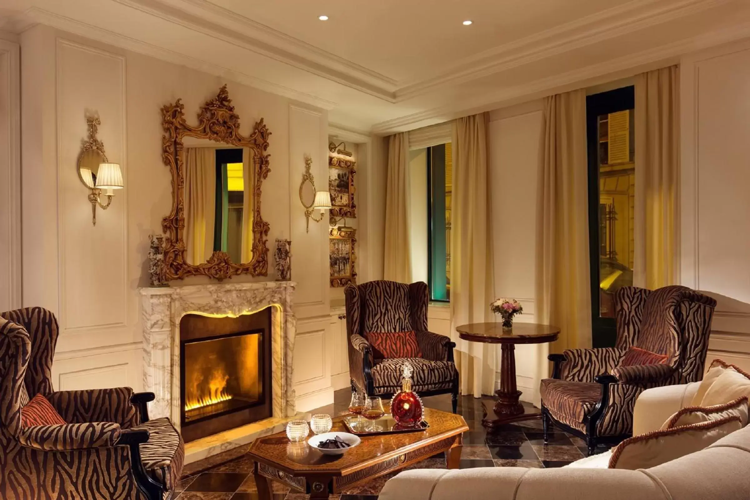 Living room, Seating Area in Hotel Splendide Royal Paris - Relais & Châteaux