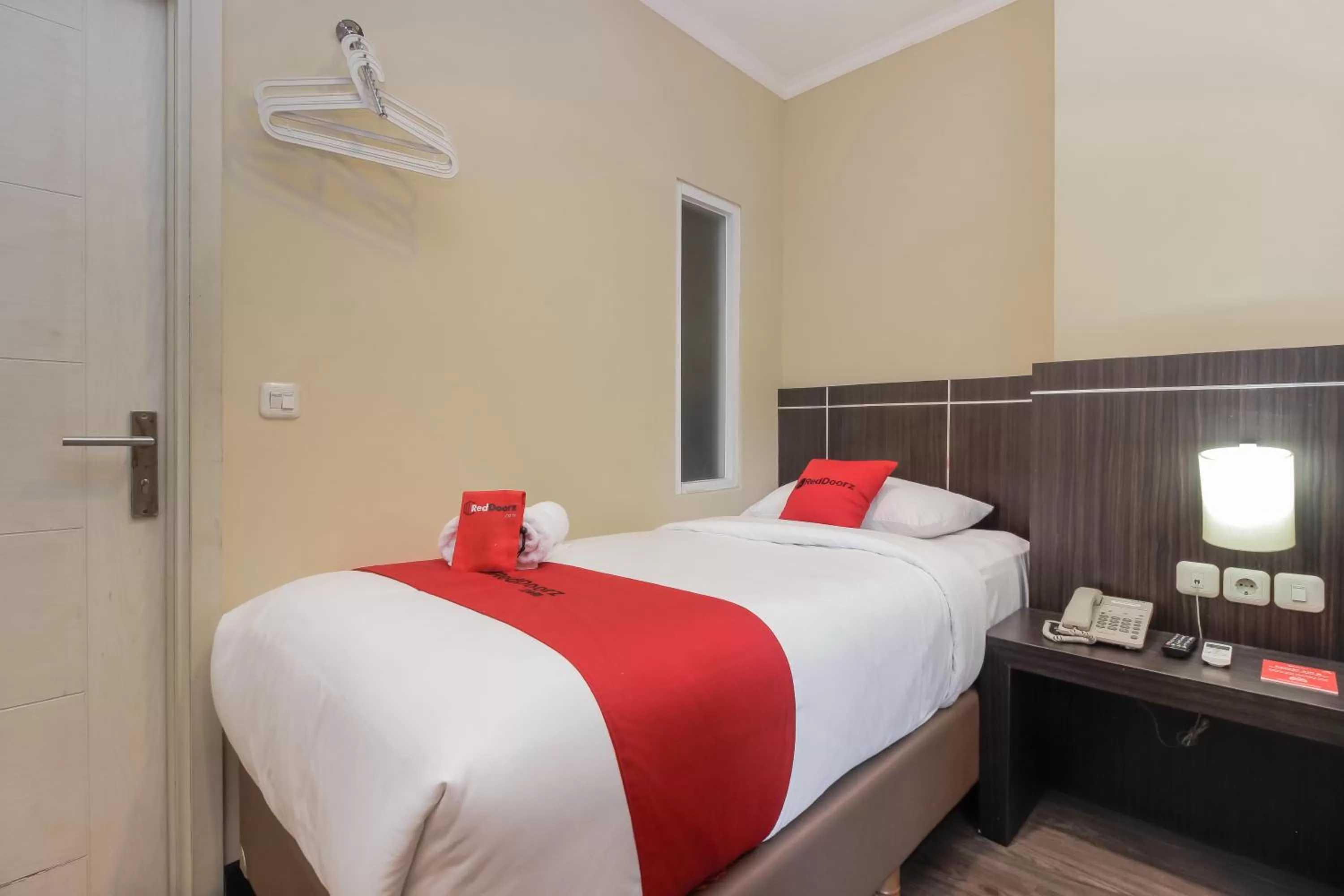Bedroom, Bed in RedDoorz Plus @ Thamrin