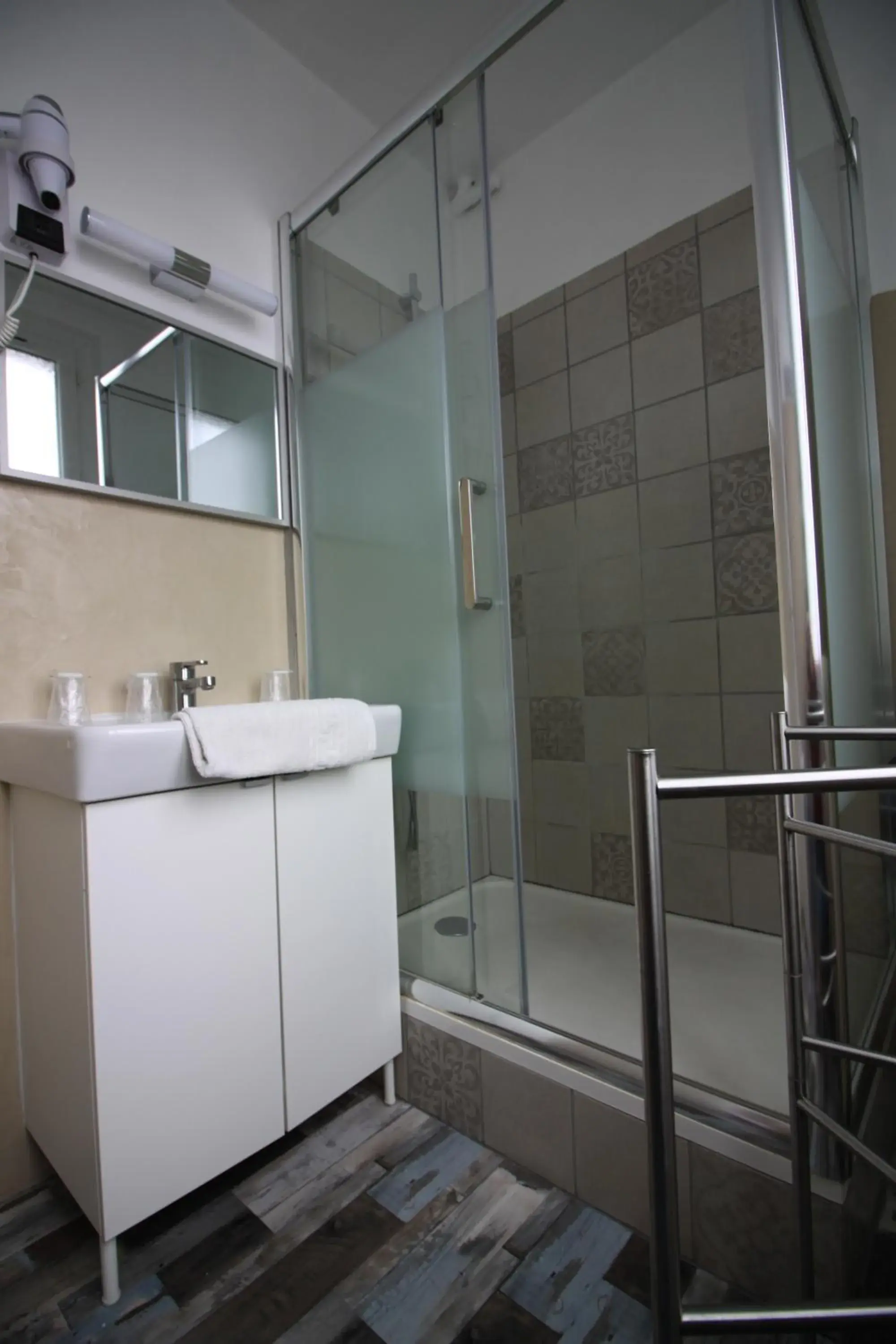 Shower, Bathroom in Hotel De l'Univers