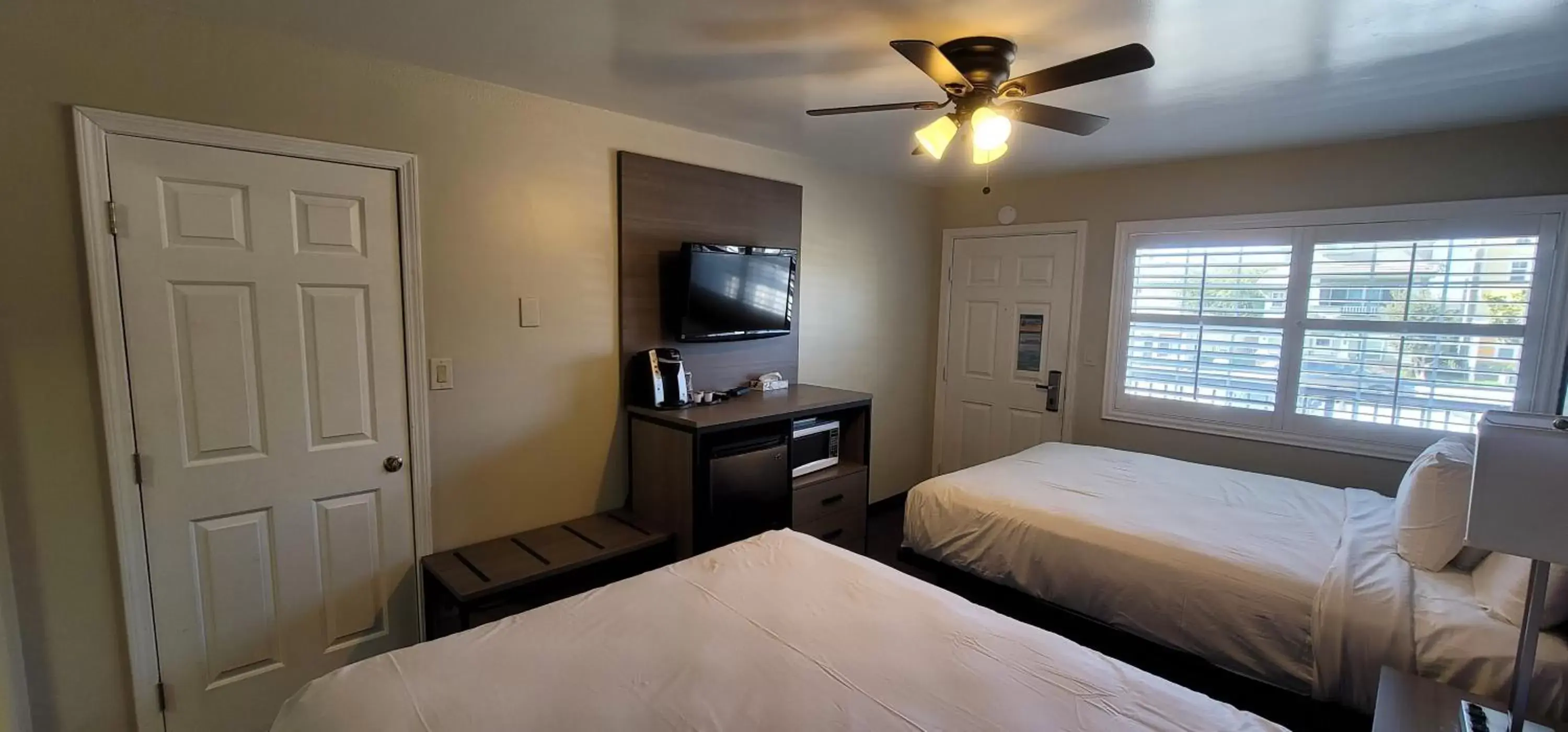 TV and multimedia in Beachwalker Inn & Suites