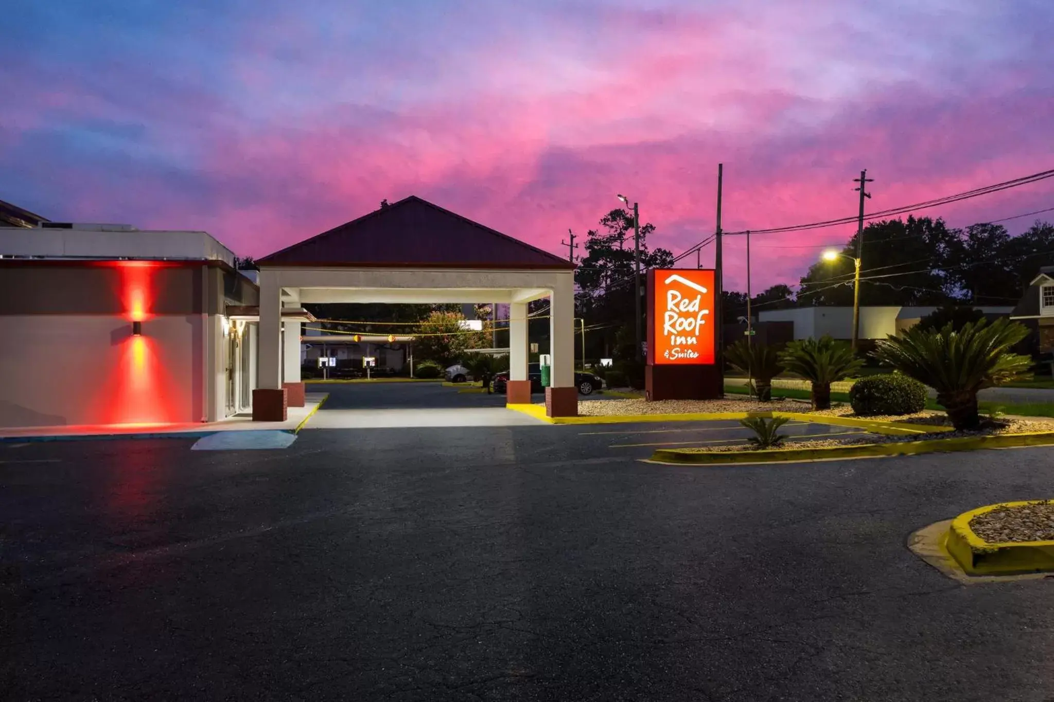 Property Building in Red Roof Inn & Suites Statesboro - University