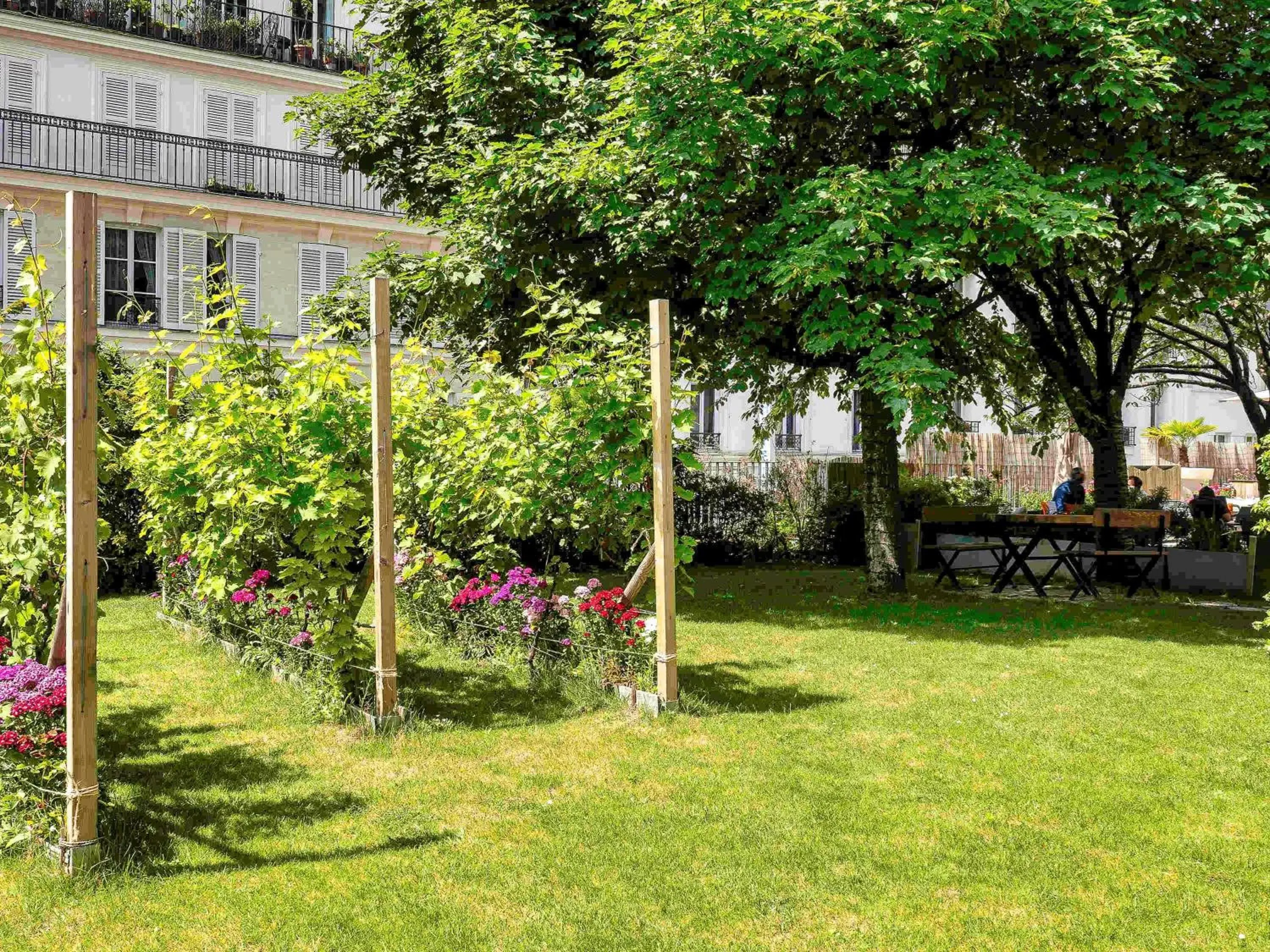 Restaurant/places to eat, Garden in Mercure Paris Montmartre Sacré Coeur
