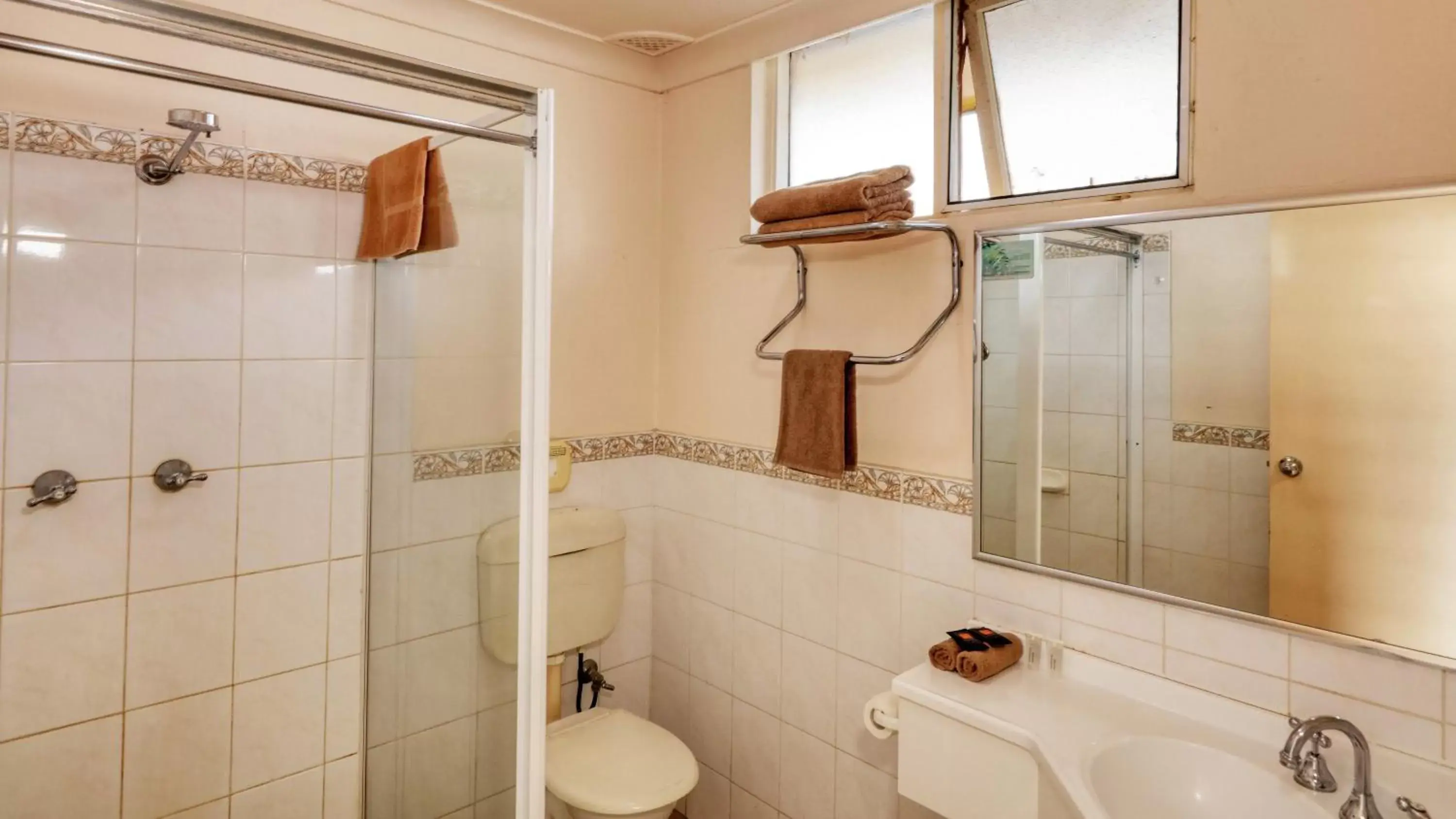 Bathroom in Cootamundra Gardens Motel