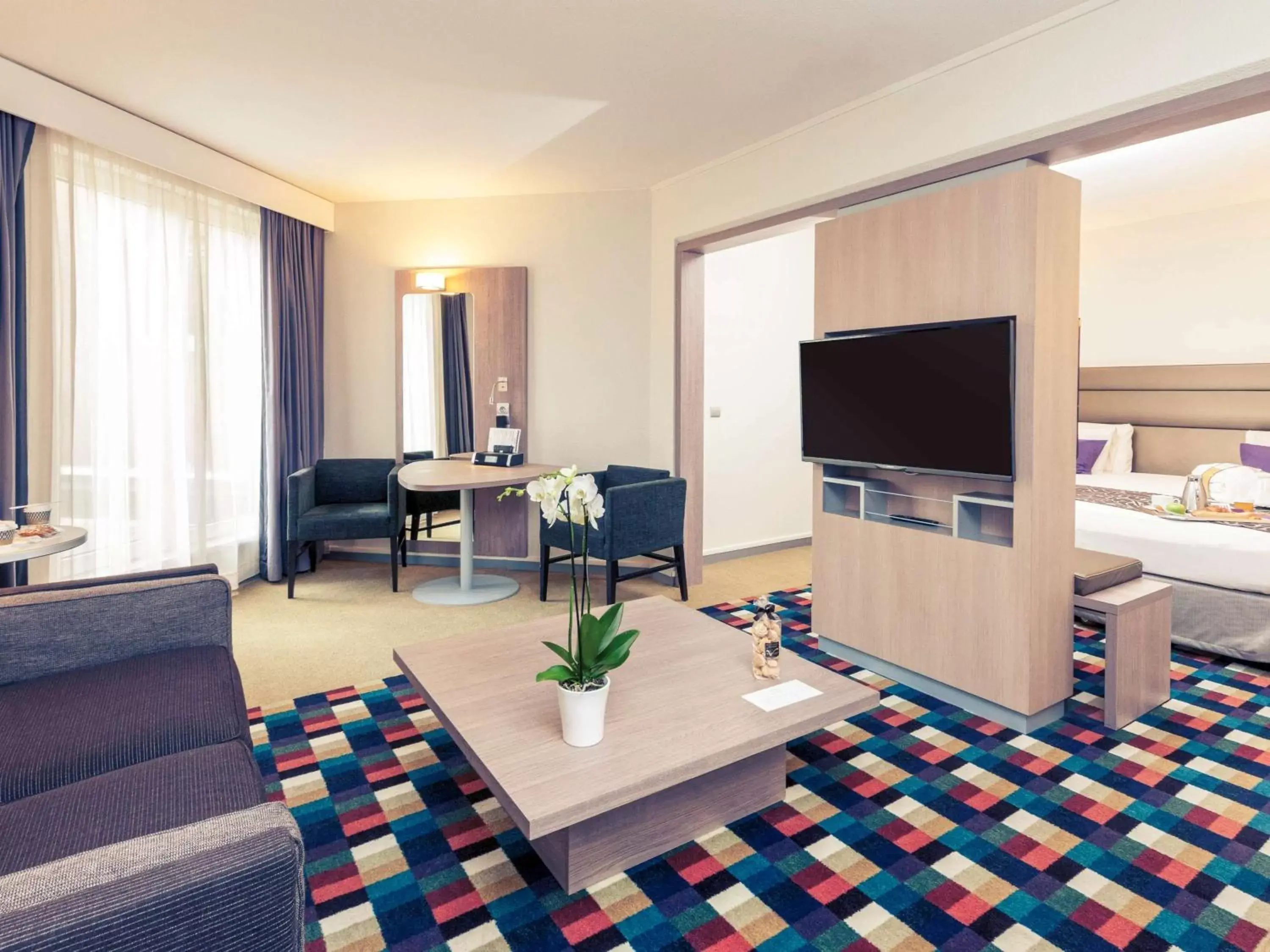 Photo of the whole room, TV/Entertainment Center in Hotel Mercure Grenoble Centre Président
