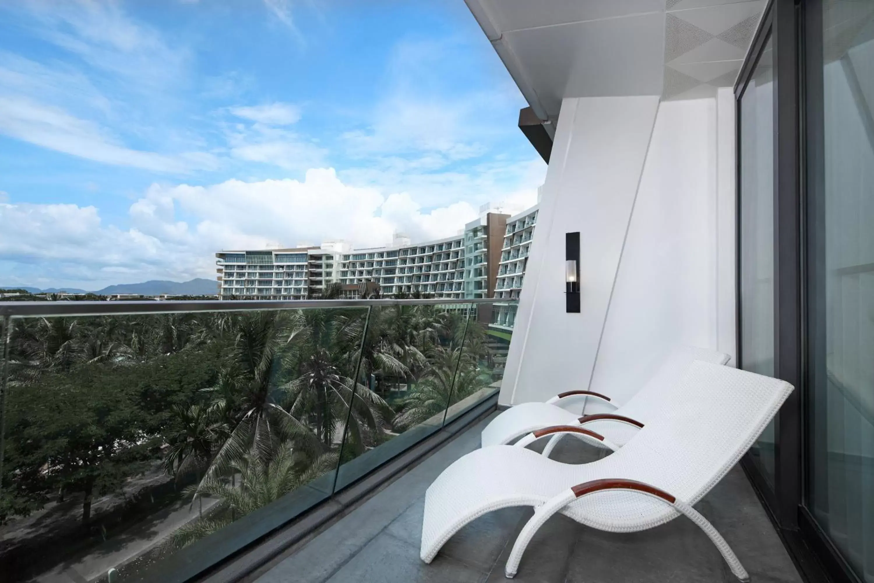 Photo of the whole room, Balcony/Terrace in The Westin Sanya Haitang Bay Resort