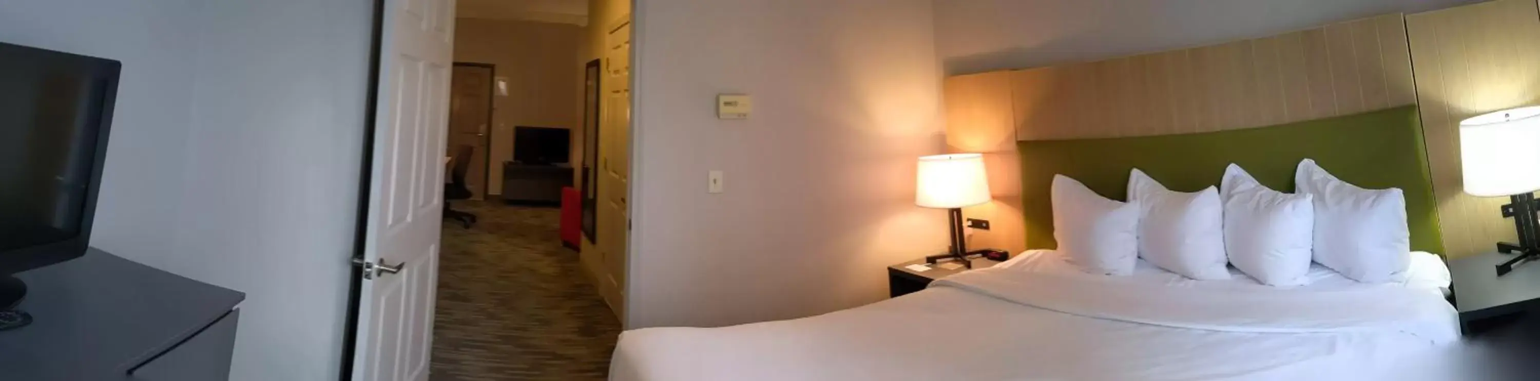 Bed in Country Inn & Suites by Radisson, Nashville, TN